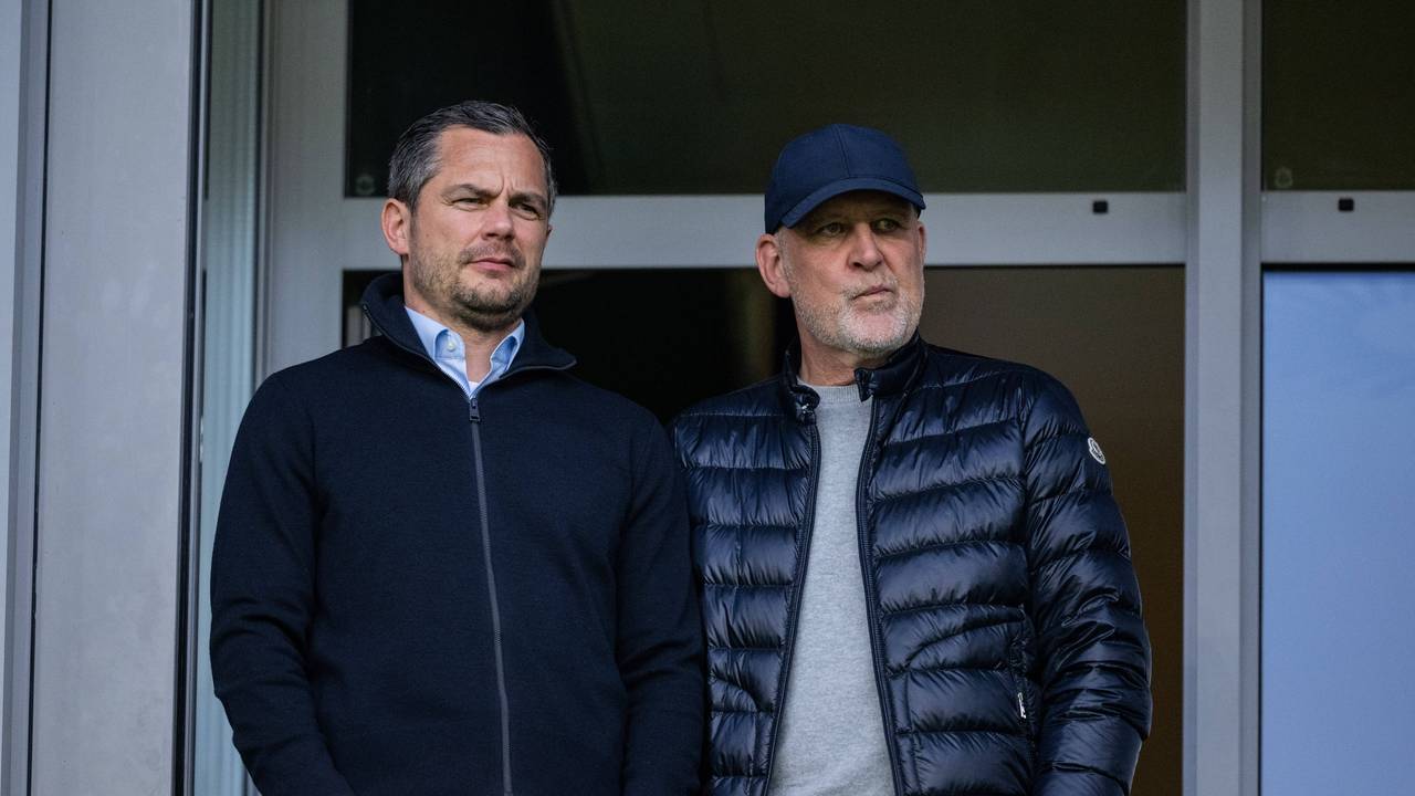 Jörg Schmadtke und Marcel Schäfer stehen auf der Tribüne nebeneinander.