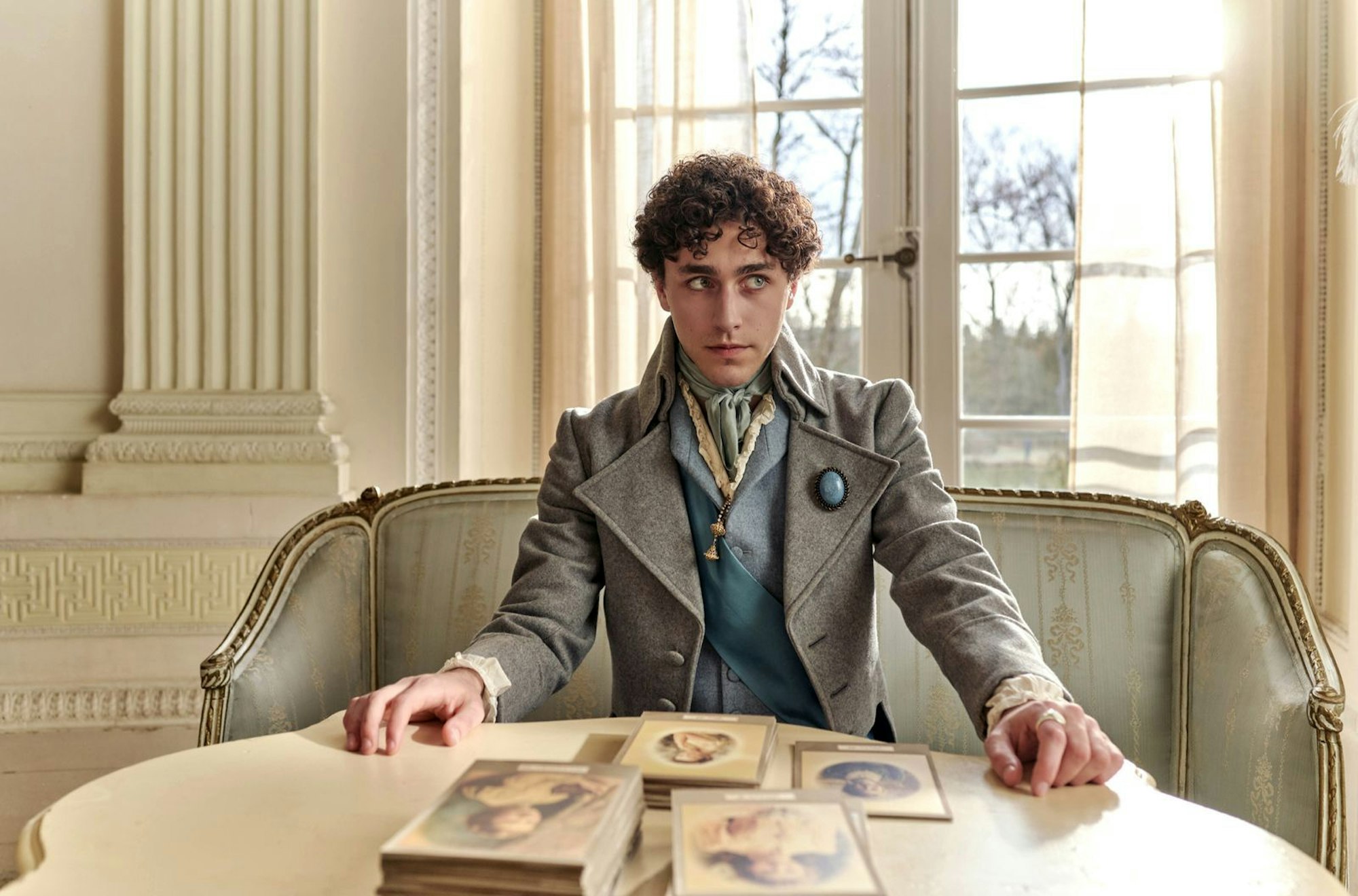 Die ARD präsentiert eine neue Verfilmung aus der Reihe „Sechs auf einen Streich“: „Das Märchen vom Schwanensee“. Im Mittelpunkt steht Prinz Friedrich (Riccardo Campione), der im Zauberwald auf ein geheimnisvolles Schwanenmädchen trifft. (Bild: SWR/kurhaus produktion/Patrick Pfeiffer)