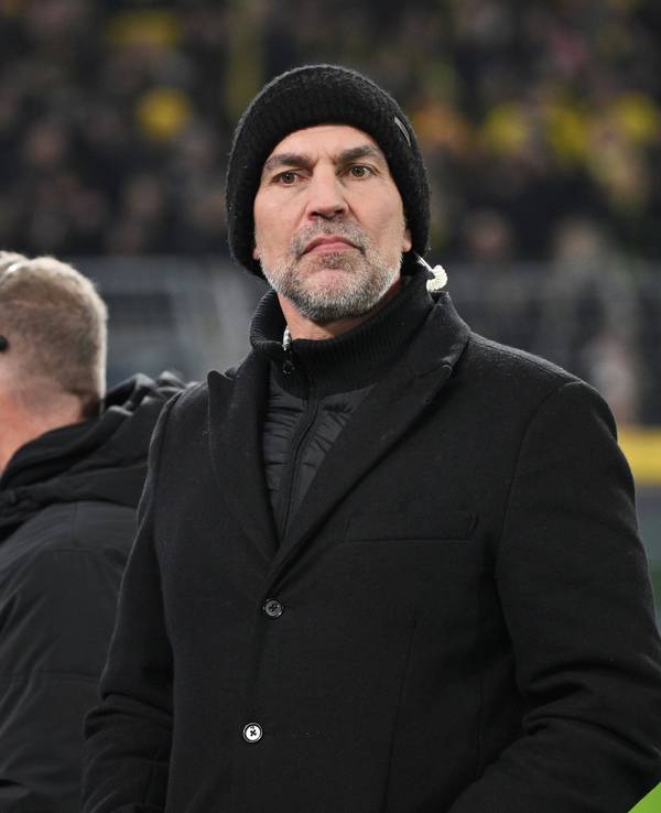 Markus Babbel mit Mütze und Winterjacke als Experte im Dortmunder Stadion.