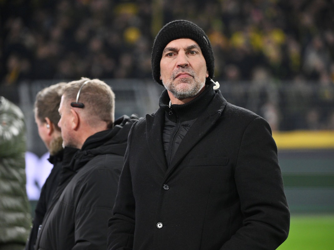 Markus Babbel mit Mütze und Winterjacke als Experte im Dortmunder Stadion.