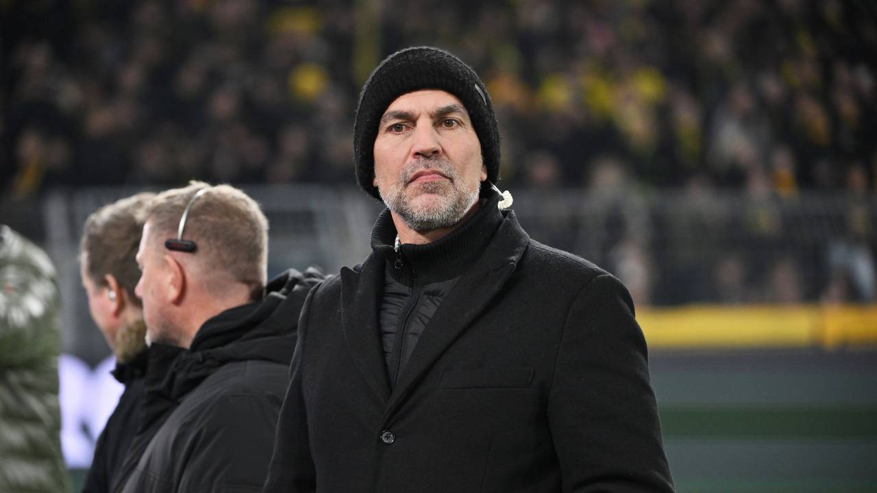 Markus Babbel mit Mütze und Winterjacke als Experte im Dortmunder Stadion.
