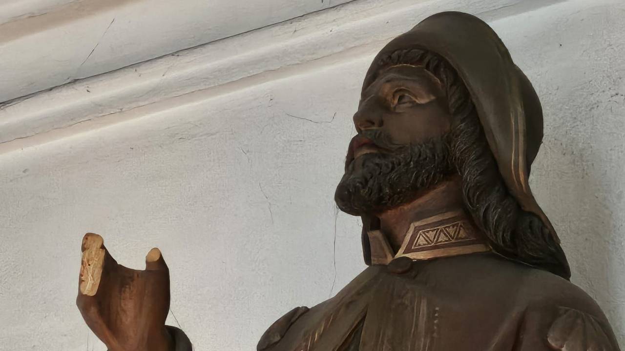 Eine Figur hält eine Hand hoch, an der alle Finger abgebrochen sind.