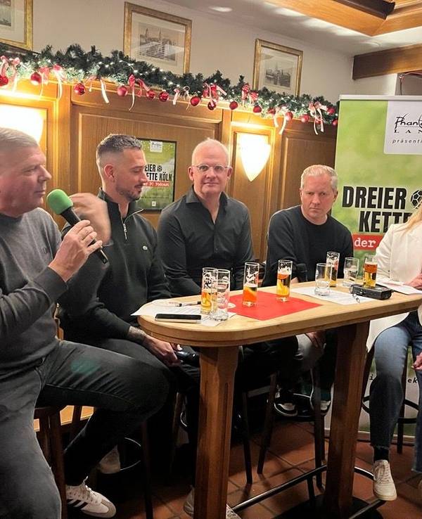 Martin Schlüter, Kevin Brandenburg (Fankultur FC), Jörg Alvermann (FC-Vize), Christian Löer (KSTA) und Nesrin Elnabolsy (ARD) sitzen an einem Tisch