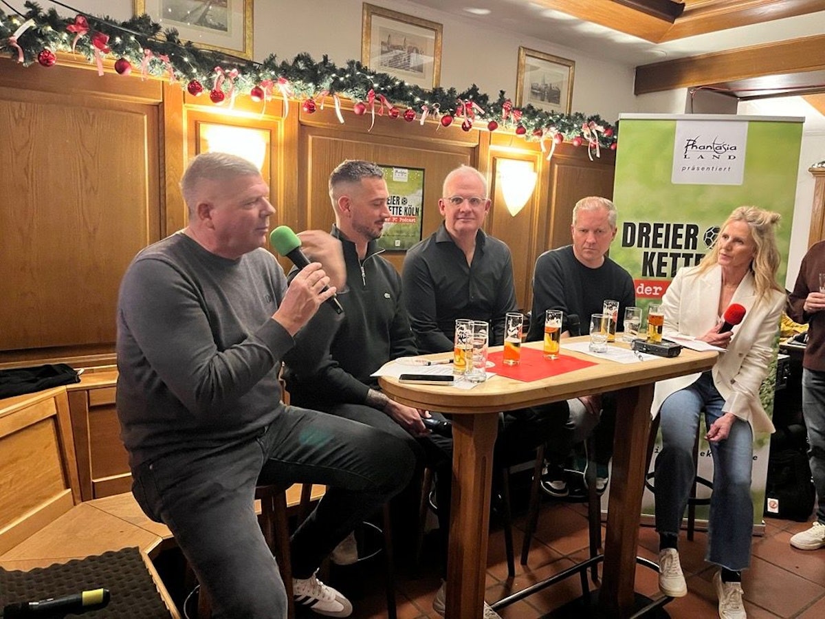 Martin Schlüter, Kevin Brandenburg (Fankultur FC), Jörg Alvermann (FC-Vize), Christian Löer (KSTA) und Nesrin Elnabolsy (ARD) sitzen an einem Tisch