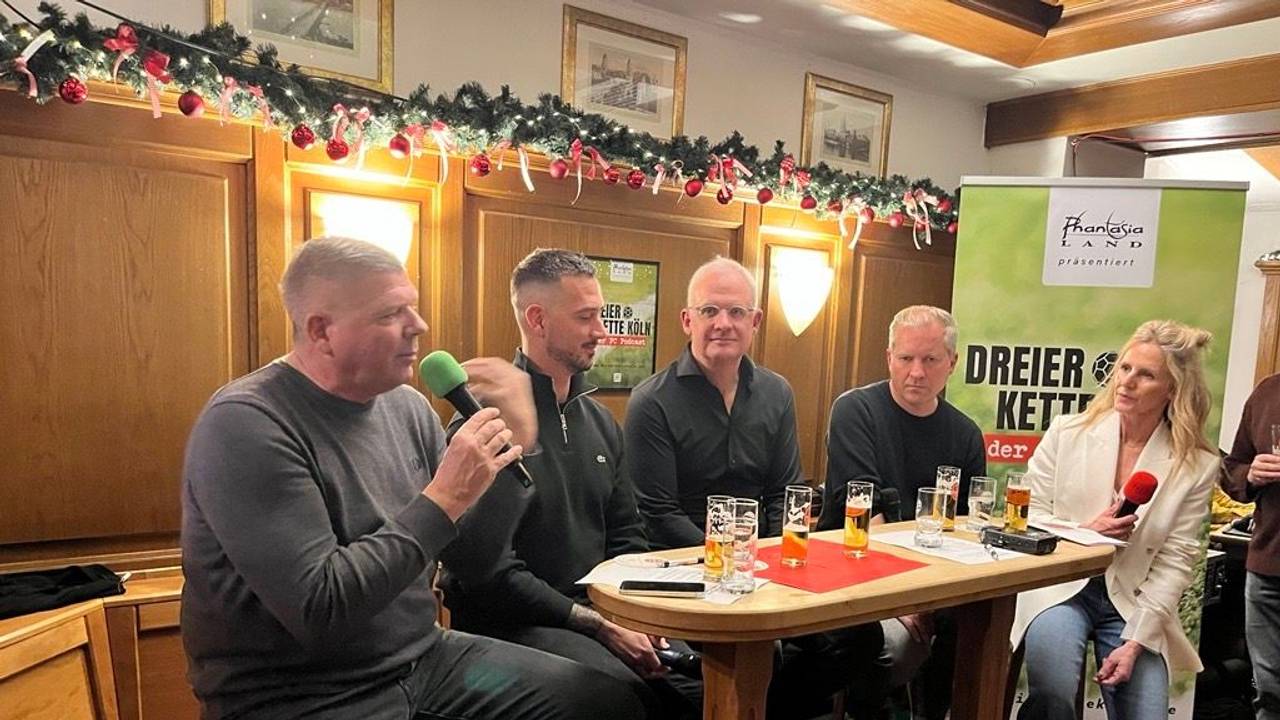 Martin Schlüter, Kevin Brandenburg (Fankultur FC), Jörg Alvermann (FC-Vize), Christian Löer (KSTA) und Nesrin Elnabolsy (ARD) sitzen an einem Tisch
