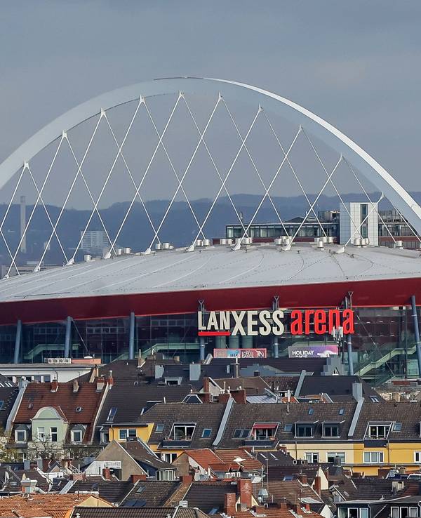 18.11.2025, Köln: Aufnahmen vom Riesenrad am Schokoladenmuseum: Lanxess Arena in Deutz. Foto: Martina Goyert