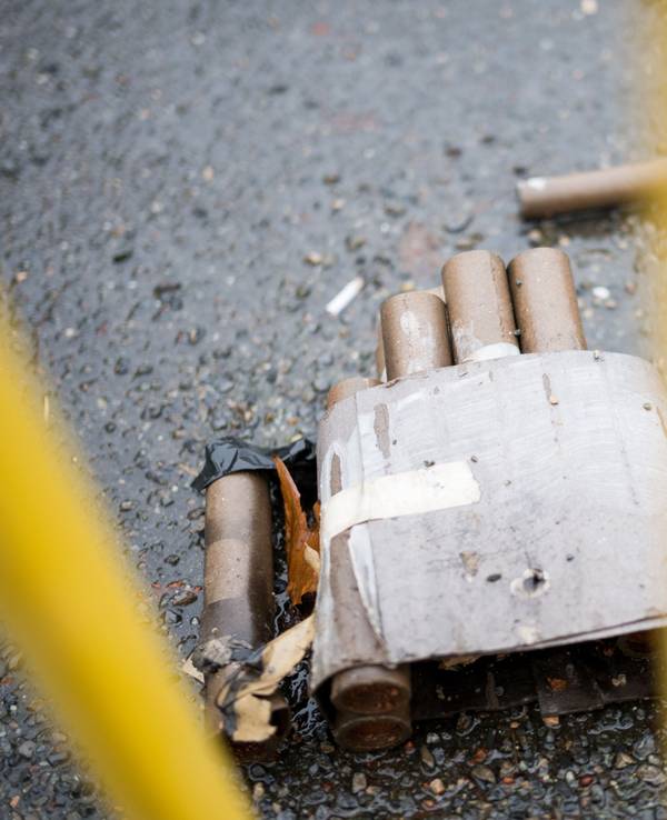 Aufgeweichte Feuerwerkskörper liegen auf der Straße.