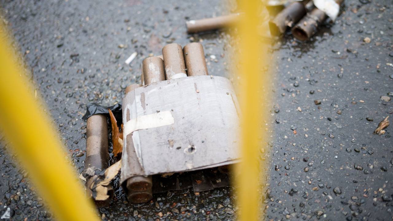 Aufgeweichte Feuerwerkskörper liegen auf der Straße.