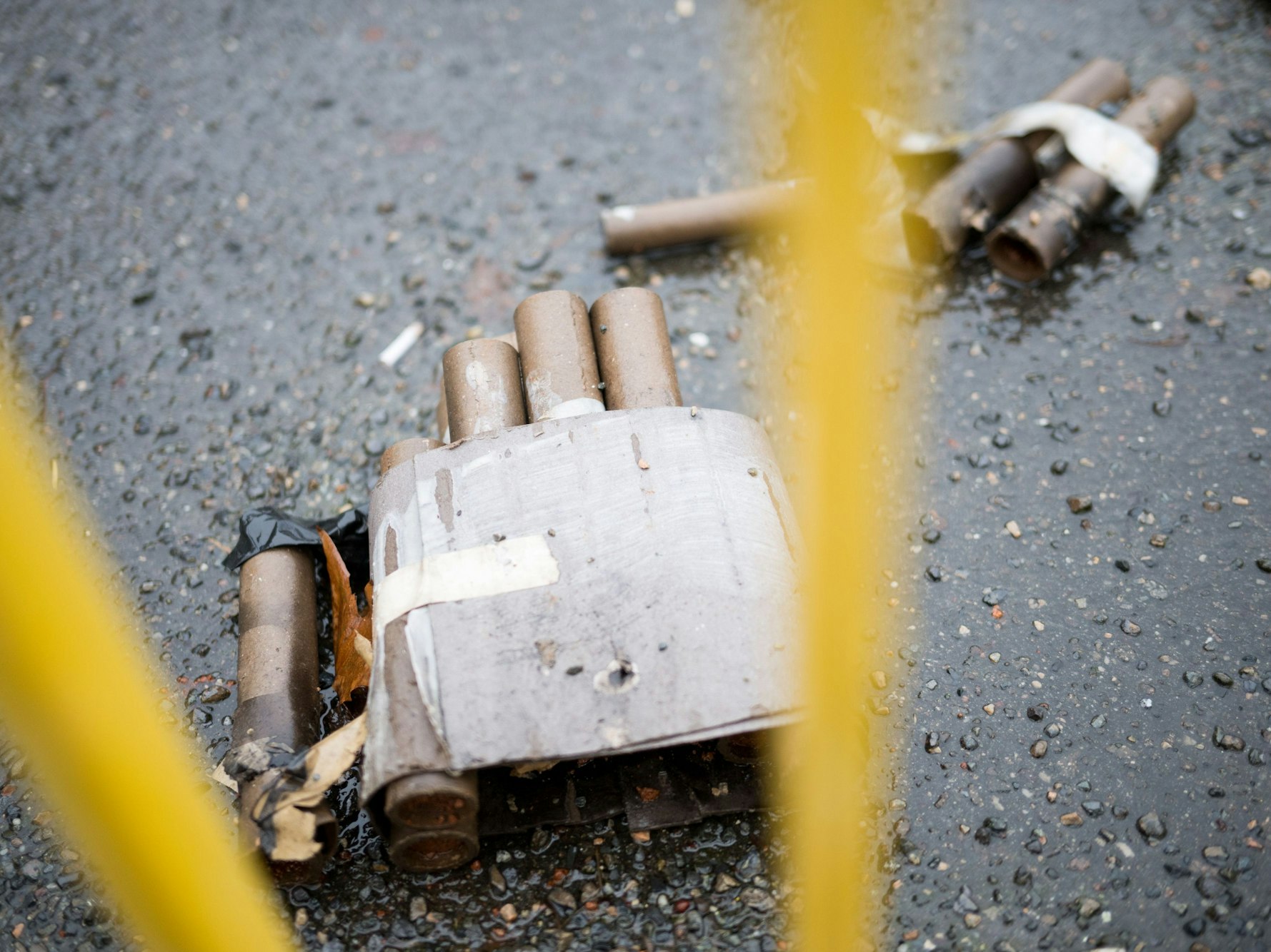 Aufgeweichte Feuerwerkskörper liegen auf der Straße.