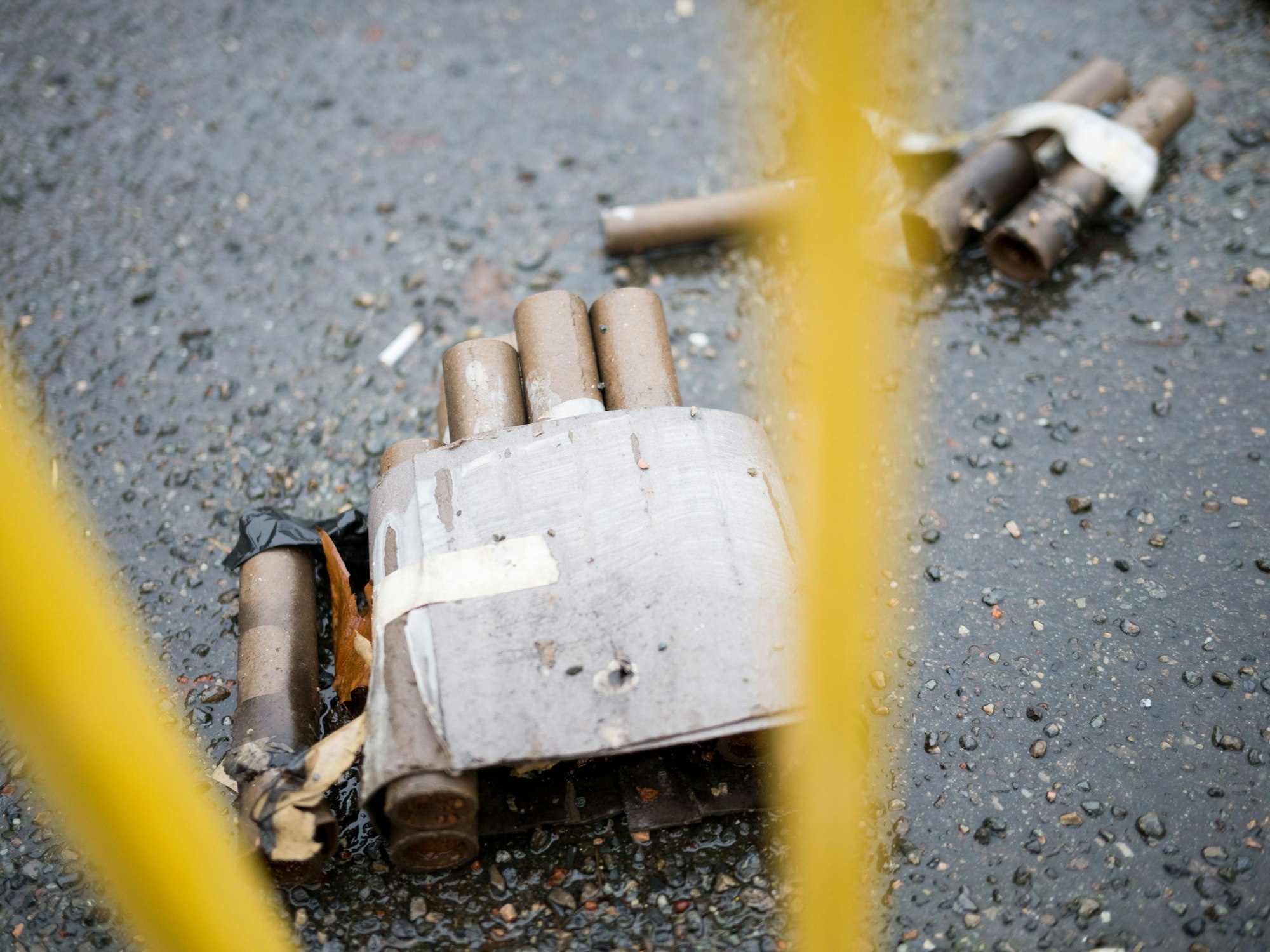 Aufgeweichte Feuerwerkskörper liegen auf der Straße.