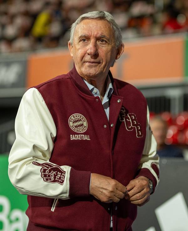 Svetislav Pesic trägt eine College-Jacke des 1. FC Köln.