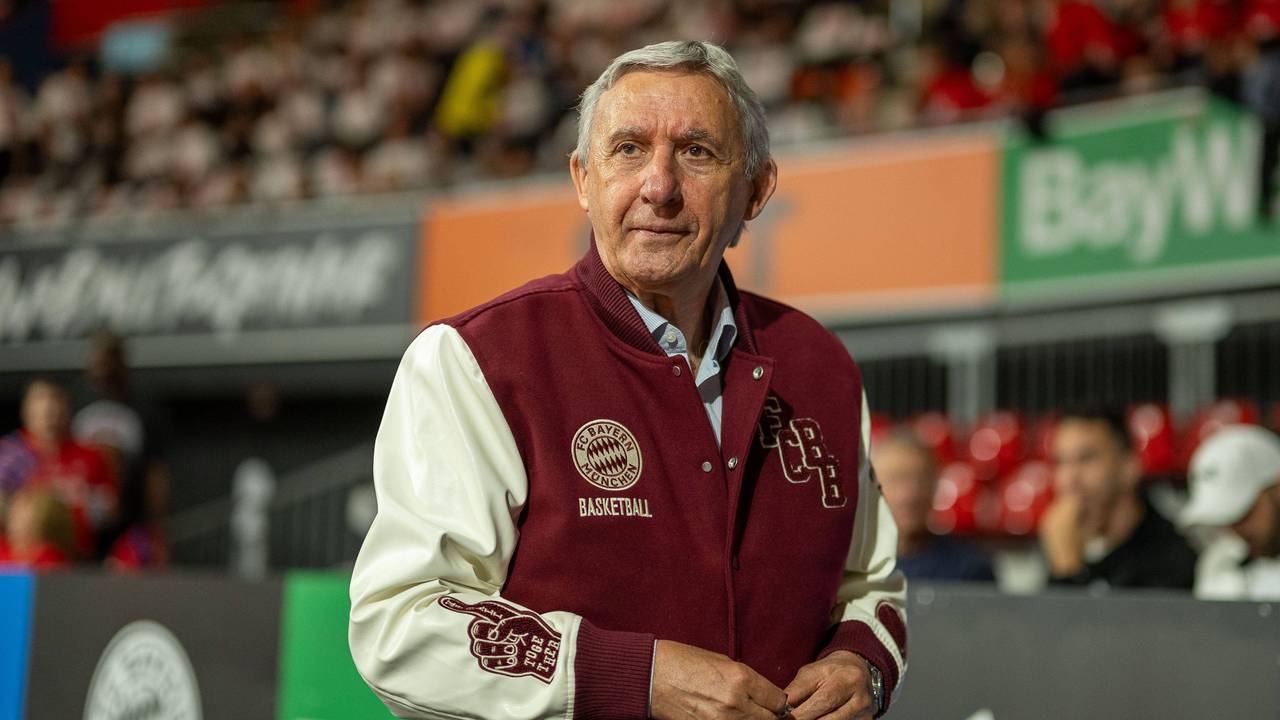 Svetislav Pesic trägt eine College-Jacke des 1. FC Köln.
