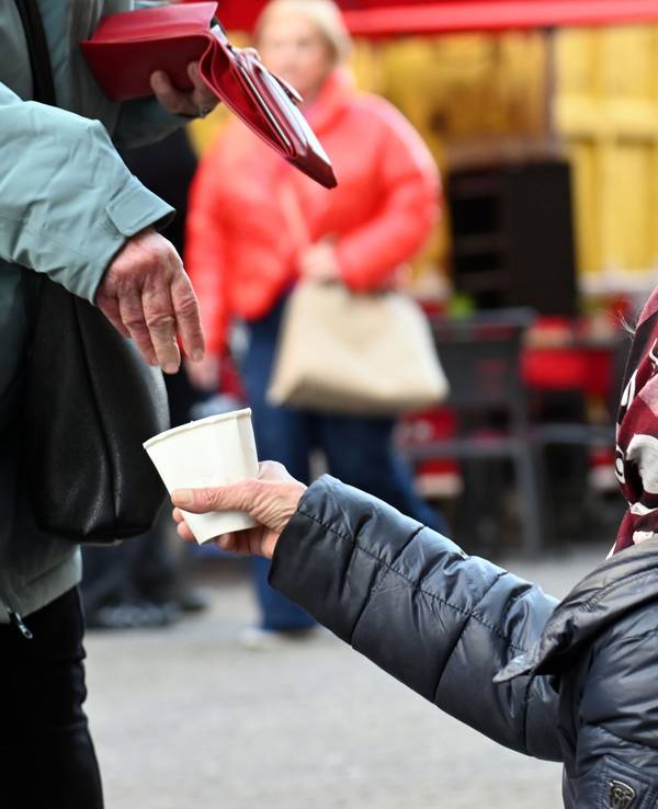 11.12.2025 Köln. Rumänische Bettler in der Kölner Innenstadt: Wir treffen eine Bettlerin, die mit uns redet. Außerdem sprechen wir mit der Streetworkerin Friederieke Bender. Foto: Alexander Schwaiger