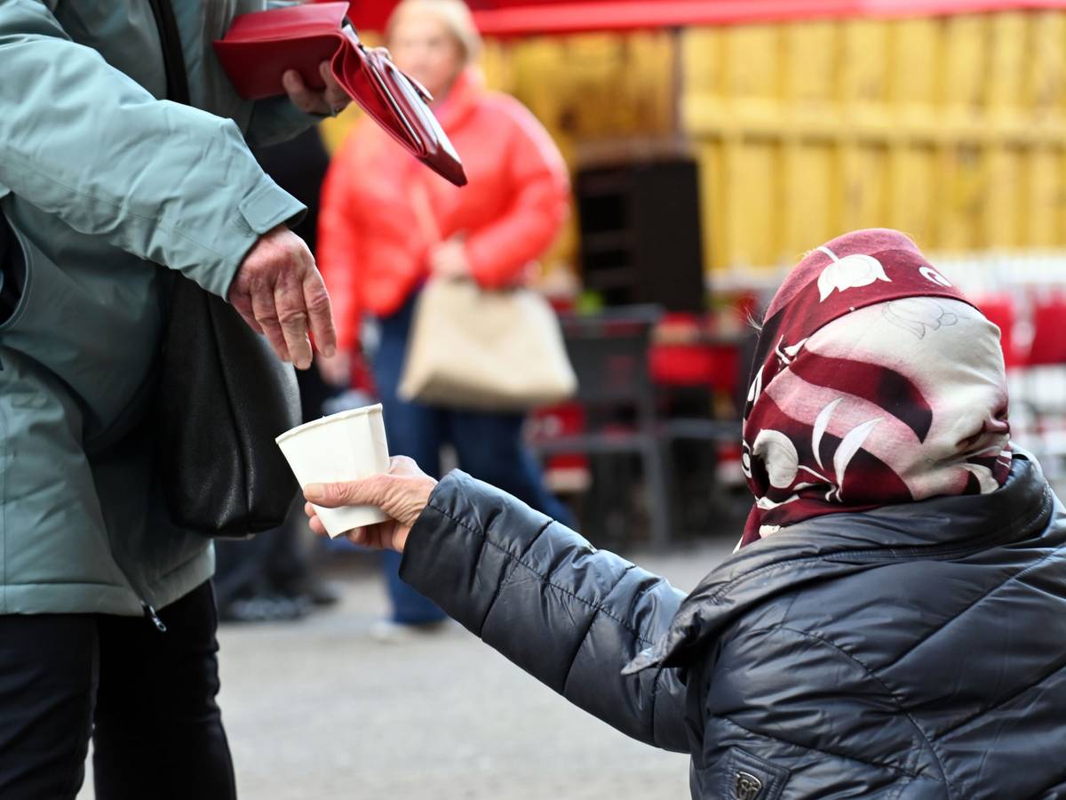 11.12.2025 Köln. Rumänische Bettler in der Kölner Innenstadt: Wir treffen eine Bettlerin, die mit uns redet. Außerdem sprechen wir mit der Streetworkerin Friederieke Bender. Foto: Alexander Schwaiger