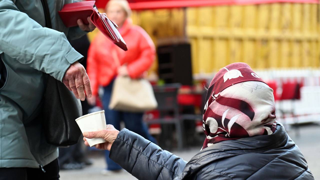 11.12.2025 Köln. Rumänische Bettler in der Kölner Innenstadt: Wir treffen eine Bettlerin, die mit uns redet. Außerdem sprechen wir mit der Streetworkerin Friederieke Bender. Foto: Alexander Schwaiger