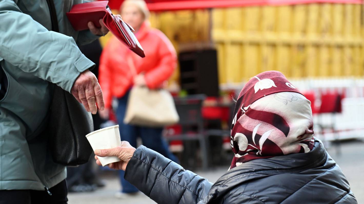 11.12.2025 Köln. Rumänische Bettler in der Kölner Innenstadt: Wir treffen eine Bettlerin, die mit uns redet. Außerdem sprechen wir mit der Streetworkerin Friederieke Bender. Foto: Alexander Schwaiger