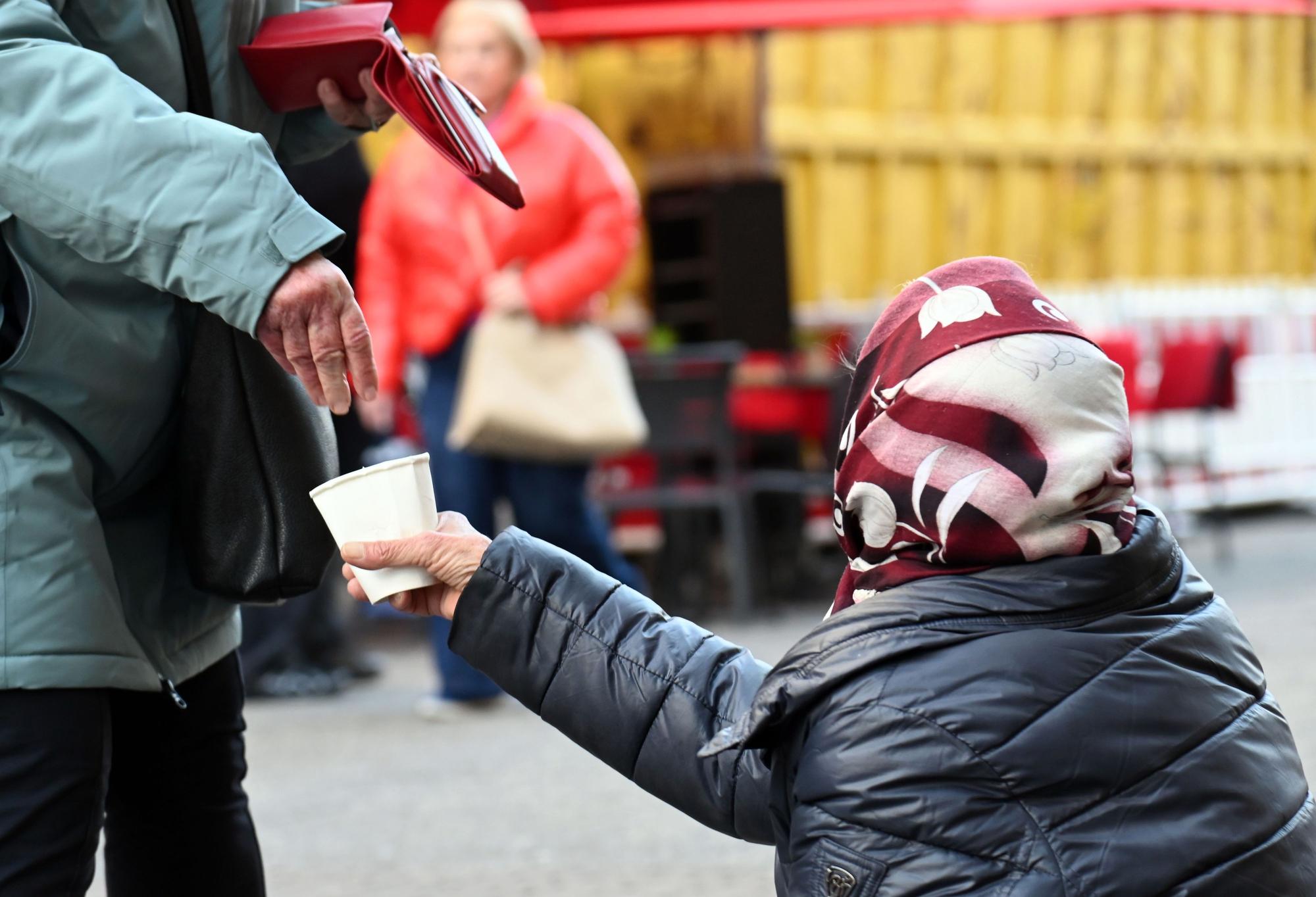 11.12.2025 Köln. Rumänische Bettler in der Kölner Innenstadt: Wir treffen eine Bettlerin, die mit uns redet. Außerdem sprechen wir mit der Streetworkerin Friederieke Bender. Foto: Alexander Schwaiger