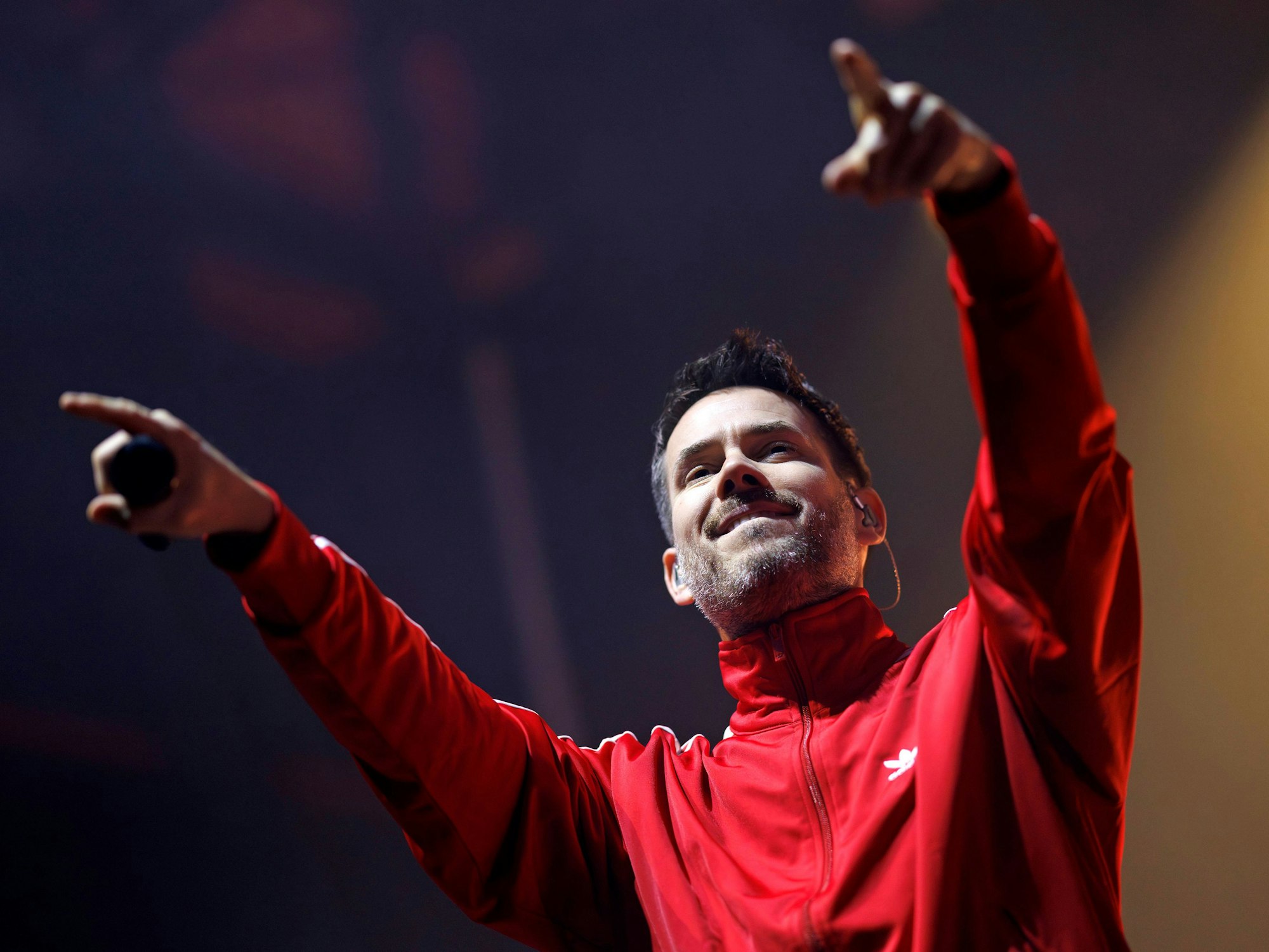 Sänger Johannes Strate von der Band Revolverheld beim Konzert in Köln.