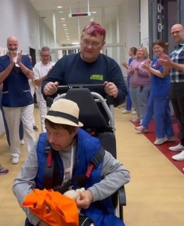 Nach 1023 Tagen kann ein Langzeitpatient Marius-Gigi A. das St. Vinzenz-Krankenhaus in Nippes endlich verlassen.