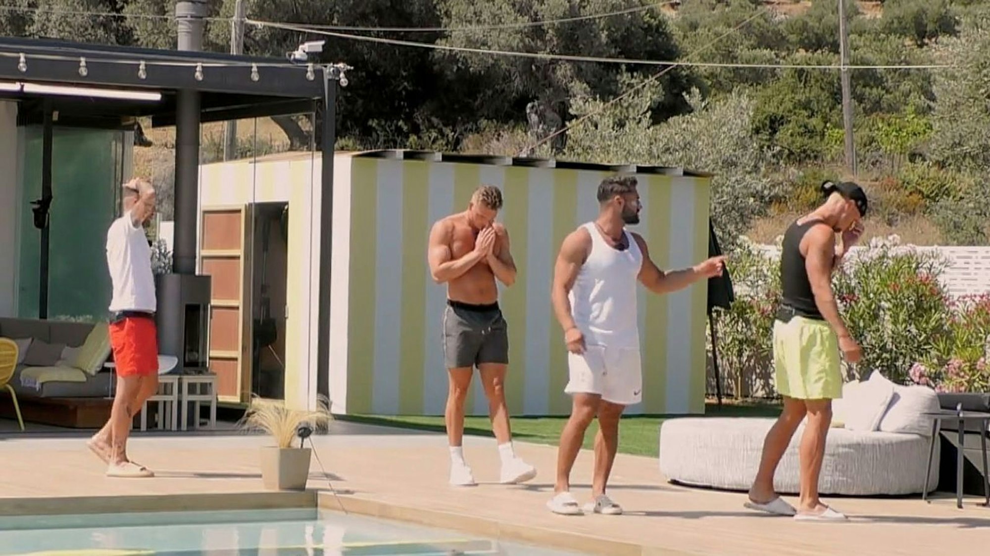 Laurenz ist von den Bildern seiner (Noch-)Freundin Brenda zutiefst schockiert. (Bild: RTL)