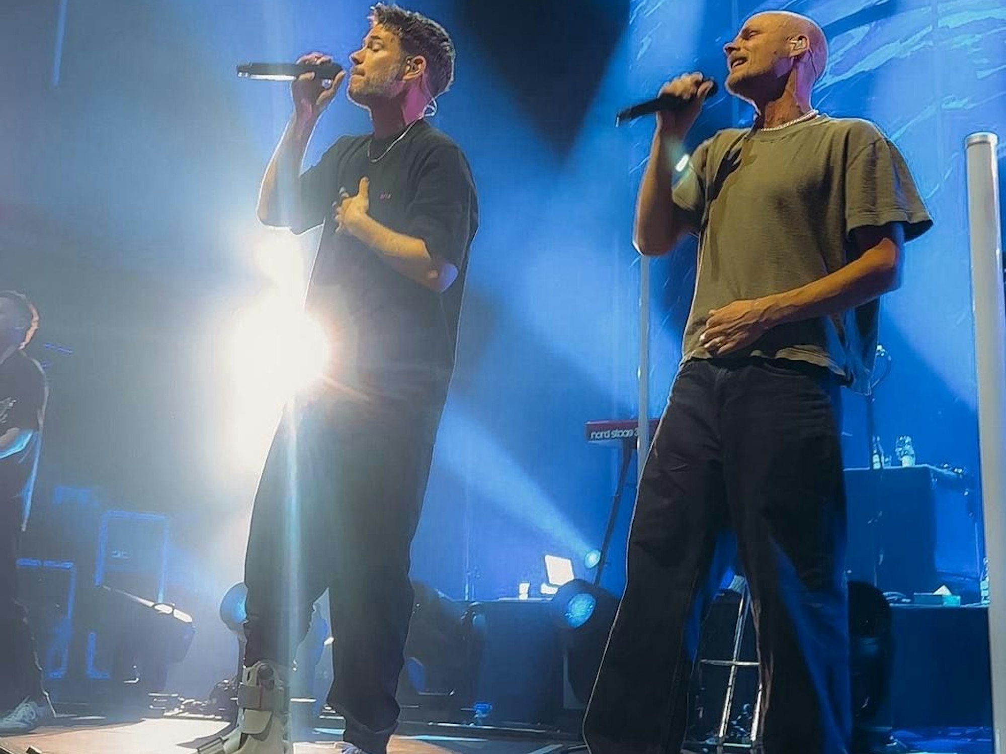 Johannes Strate mit Oli Niesen auf der Bühne.