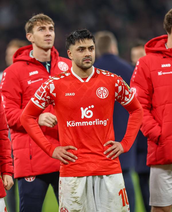 Nadiem Amiri und Benedict Hollerbach stehen enttäuscht auf dem Rasen.