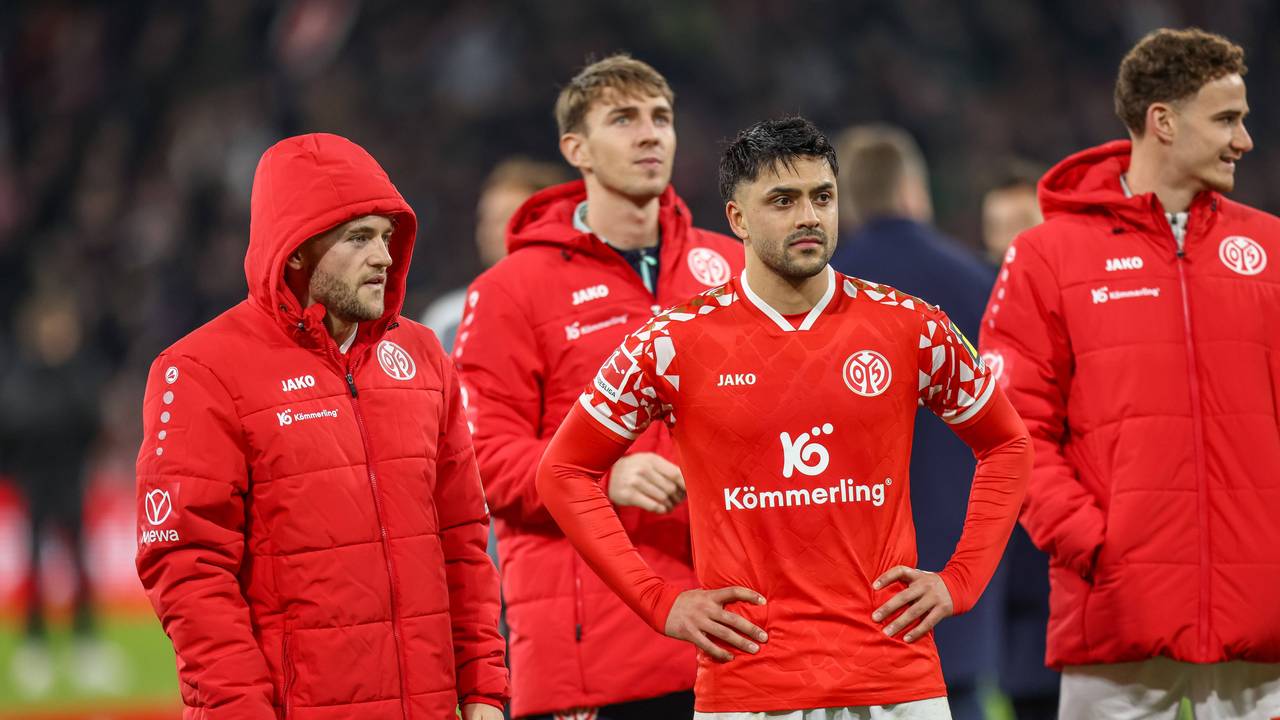 Nadiem Amiri und Benedict Hollerbach stehen enttäuscht auf dem Rasen.