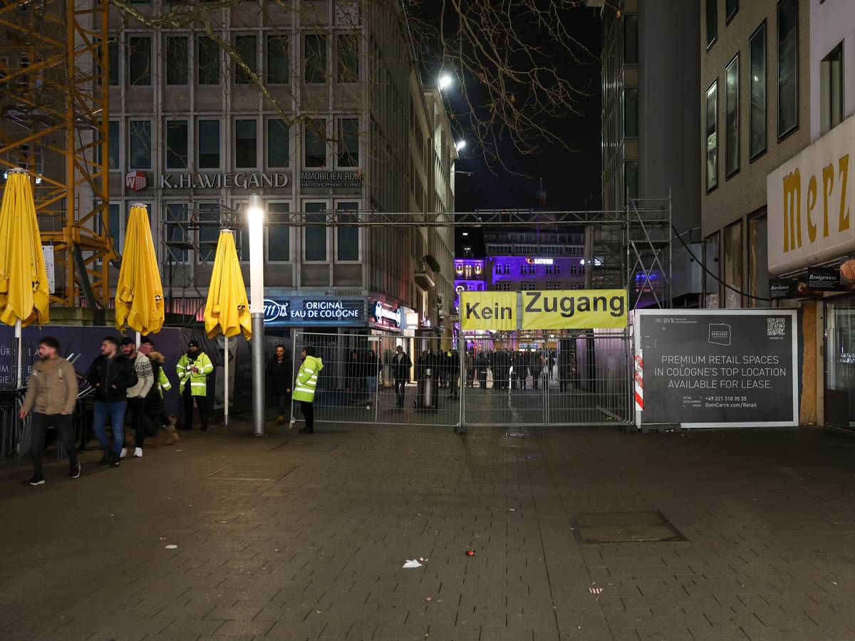 Silvester in der Innenstadt: Sperrung im Bereich des Kölner Doms – hier darf gar kein Feuerwerk mitgeführt werden.
