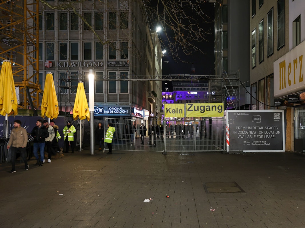 Silvester in der Innenstadt: Sperrung im Bereich des Kölner Doms – hier darf gar kein Feuerwerk mitgeführt werden.