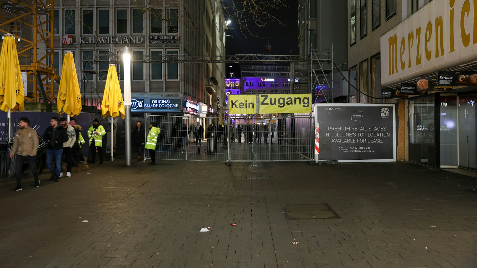 Silvester in der Innenstadt: Sperrung im Bereich des Kölner Doms – hier darf gar kein Feuerwerk mitgeführt werden.