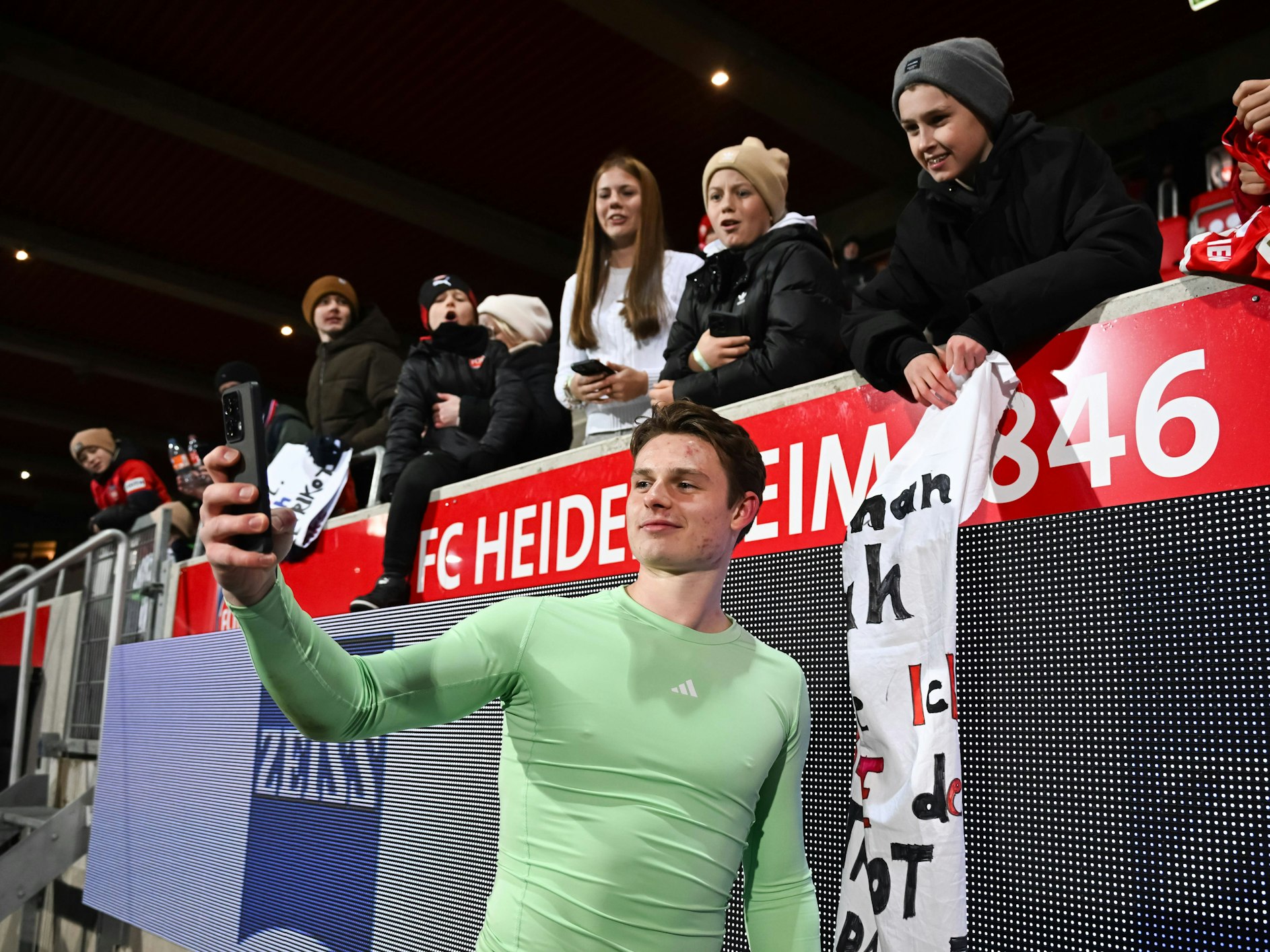 Jonas Urbig macht ein Selfie mit einem Fan.