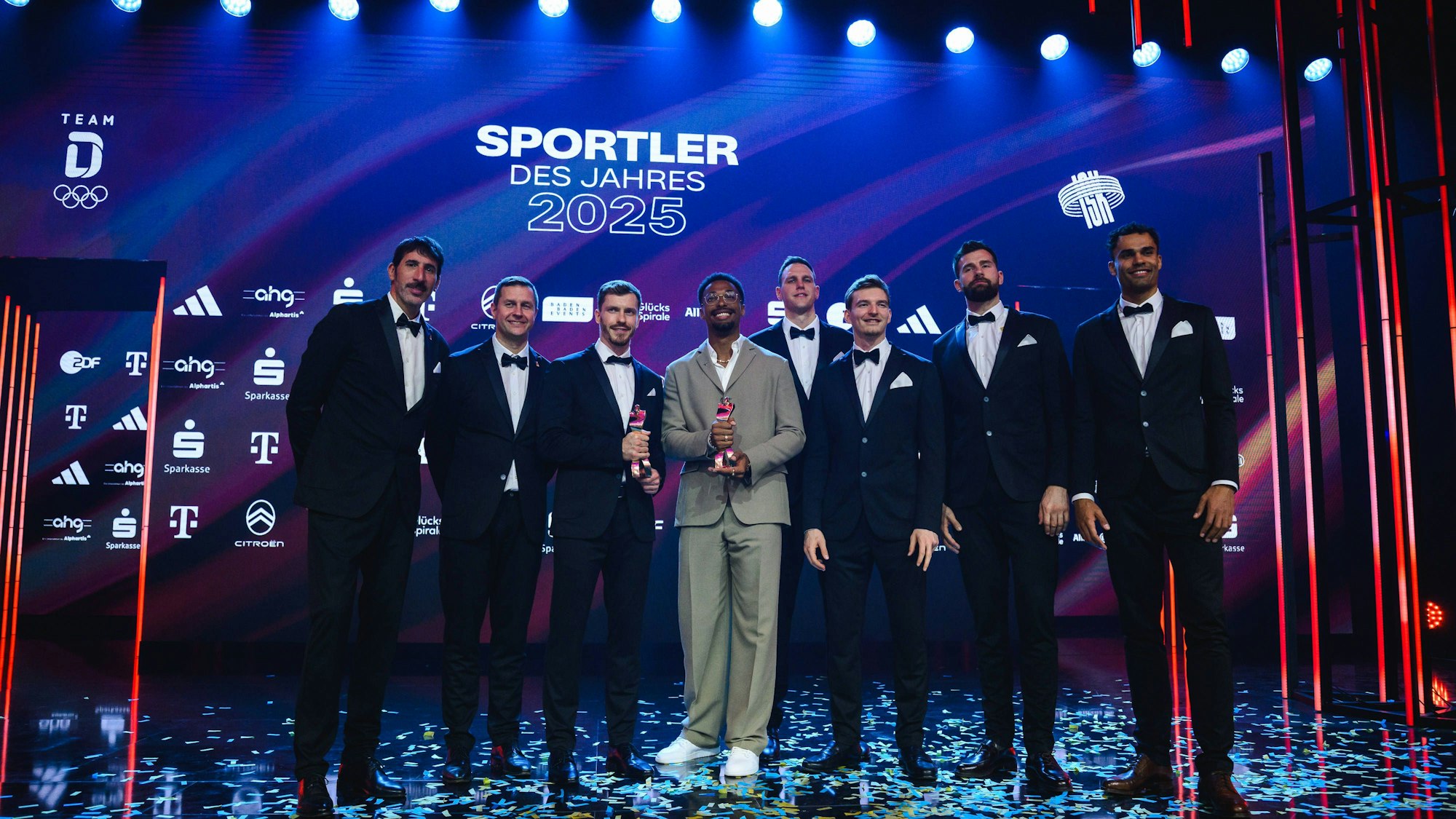 Leo Neugebauer und Basketball-Nationalmannschaft auf der Bühne mit ihren Auszeichnungen