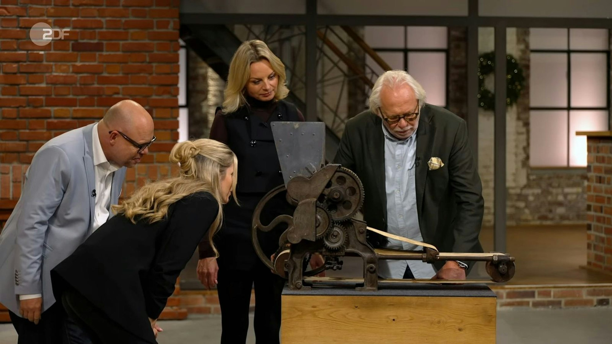 Diese Rarität zog die Aufmerksamkeit des „Bares für Rares“-Händlerteams auf sich. (Bild: ZDF)