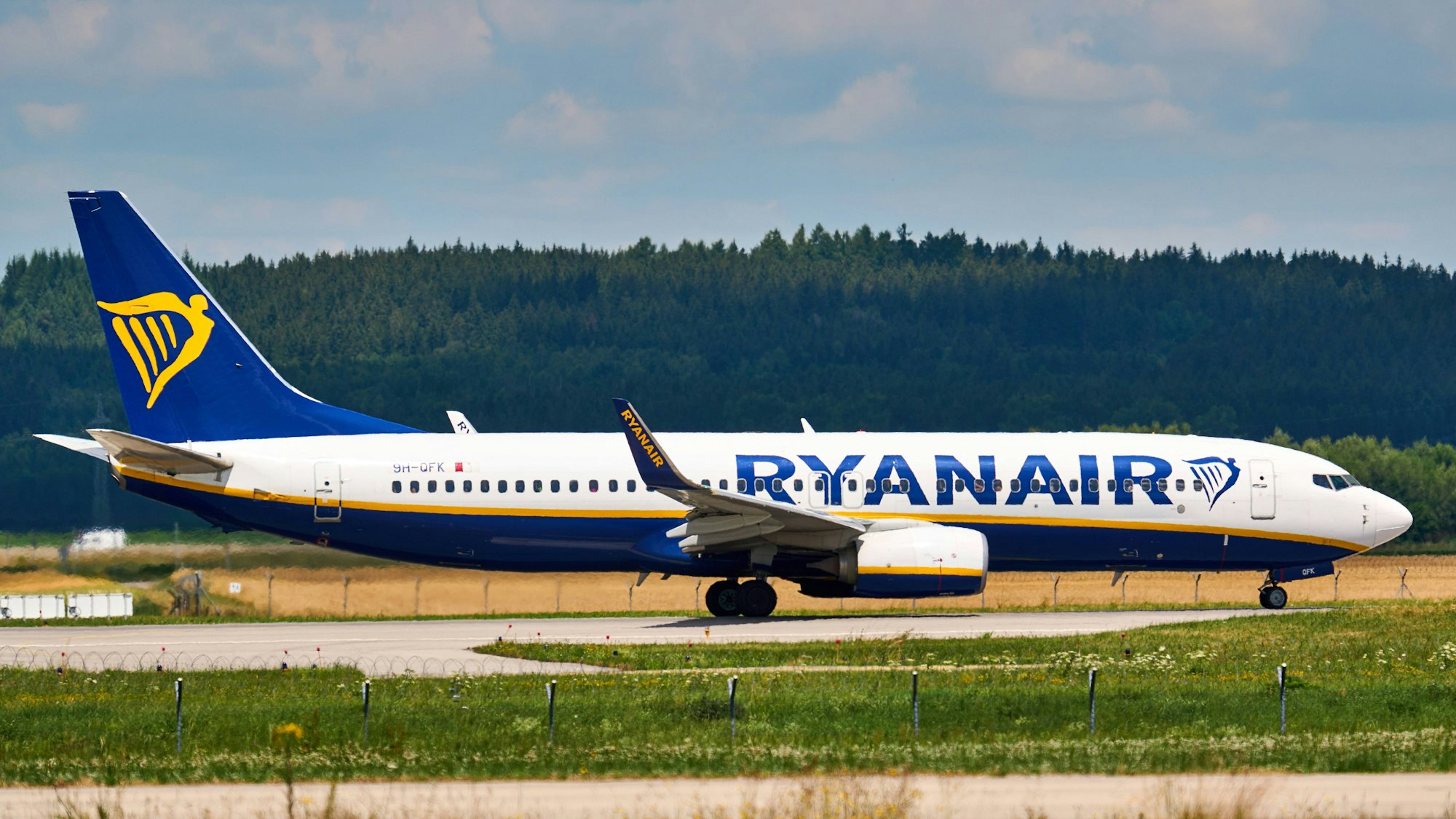Passagierflugzeug rollt auf dem Vorfeld eines Flughafens