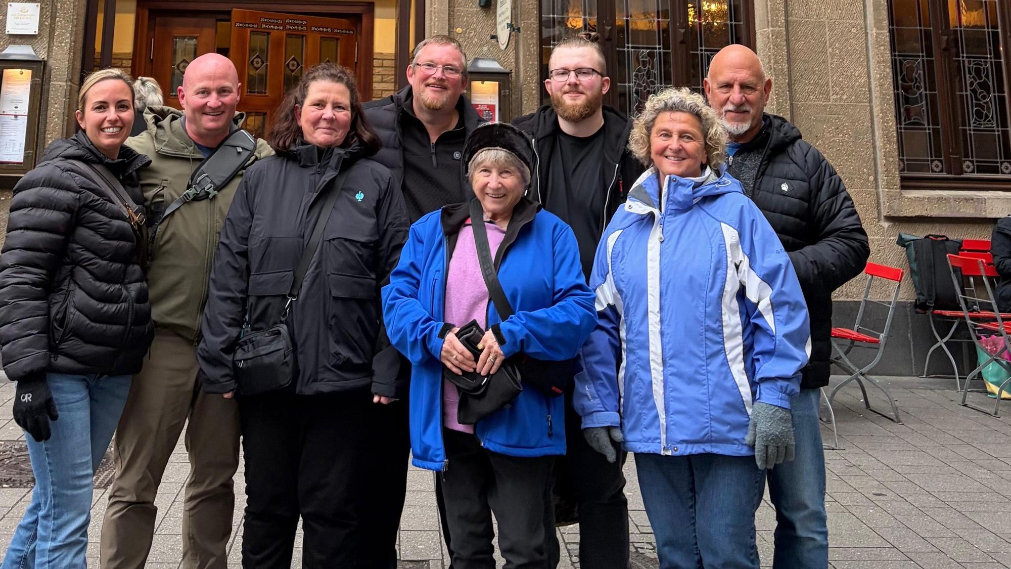 Rosanna, Mitte, mit ihrer Schwester Theresa (rechts) und Ehemann Steve (dahinter), links daneben Felix mit seinem Vater Felix, Mutter Lien, Rosannas Sohn Jay und seine Frau Sue
