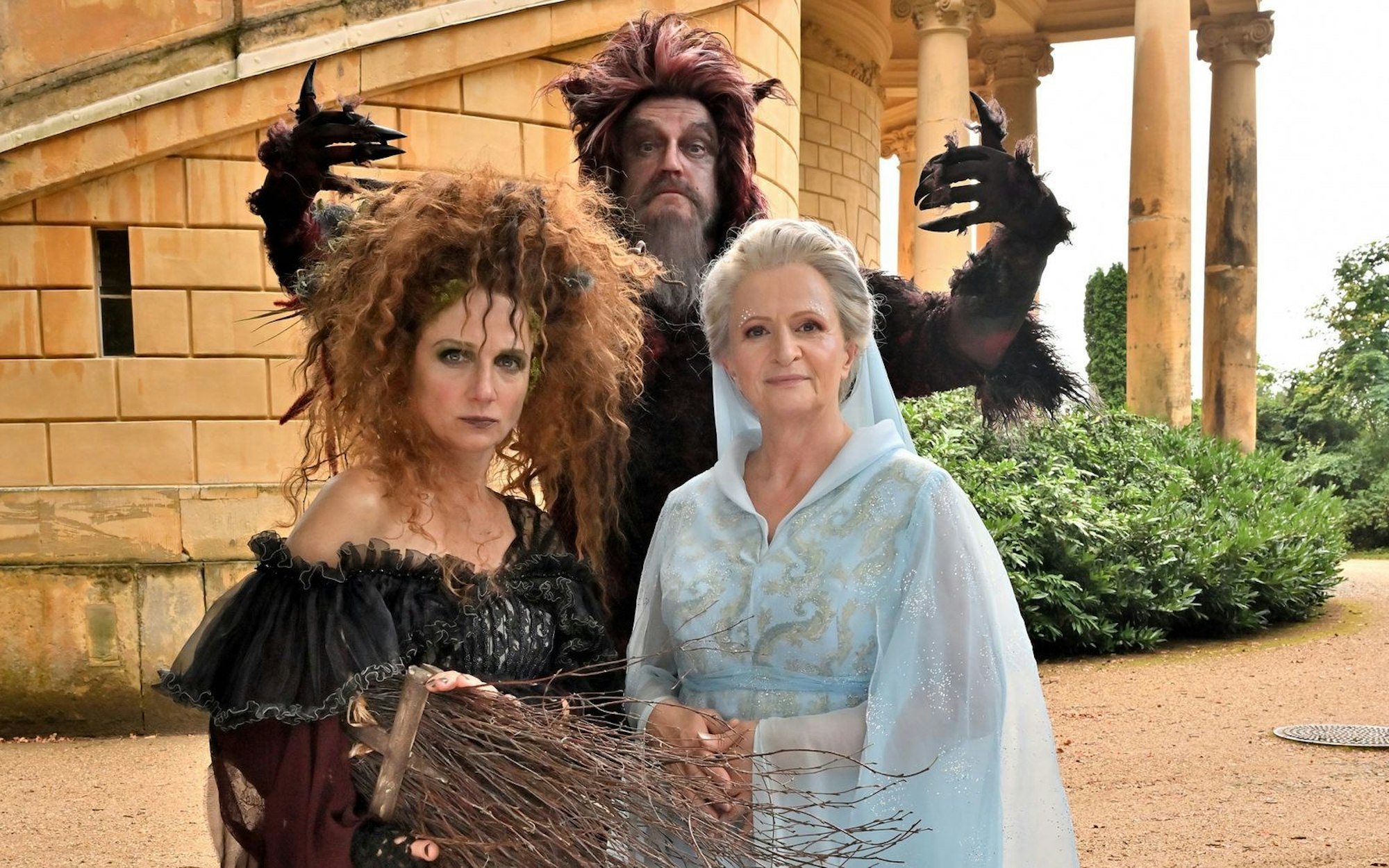 Für das Märchen „Sechs auf einen Streich - Das Märchen von der silbernen Brücke“ standen unter anderem Christina Große (links) Detlev Buck und Johanna Gastdorf vor der Kamera. (Bild: rbb/Hardy Spitz)