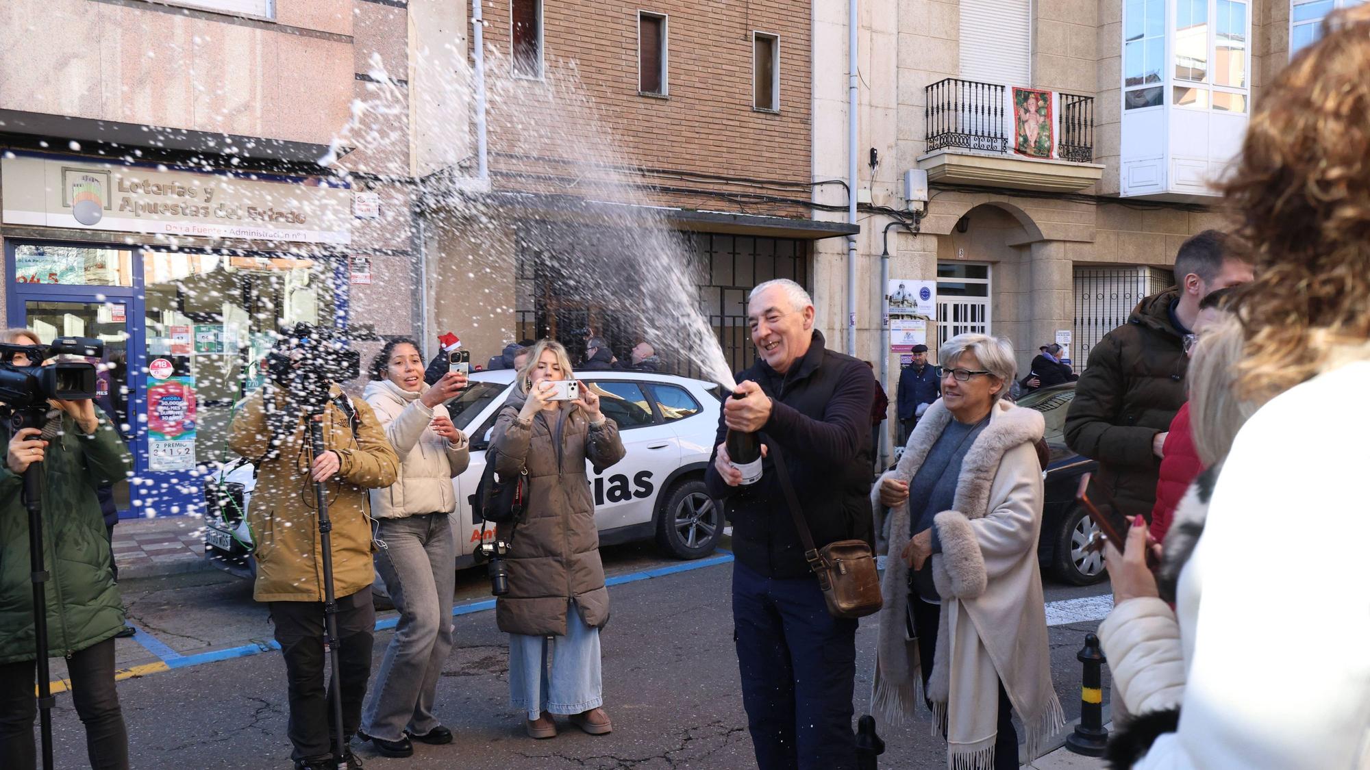 Lottogewinner lassen in Spanien die Korken knallen.