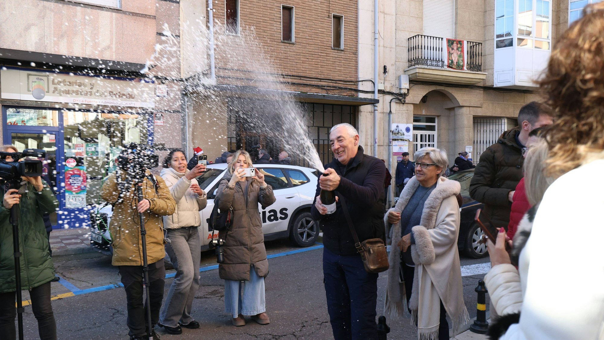 Lottogewinner lassen in Spanien die Korken knallen.