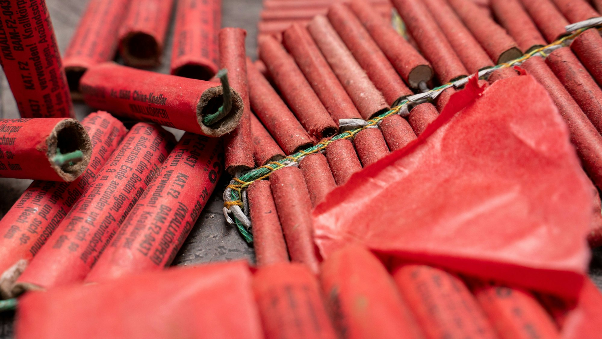 Rote Böller mit Zündschnüren Nahaufnahme