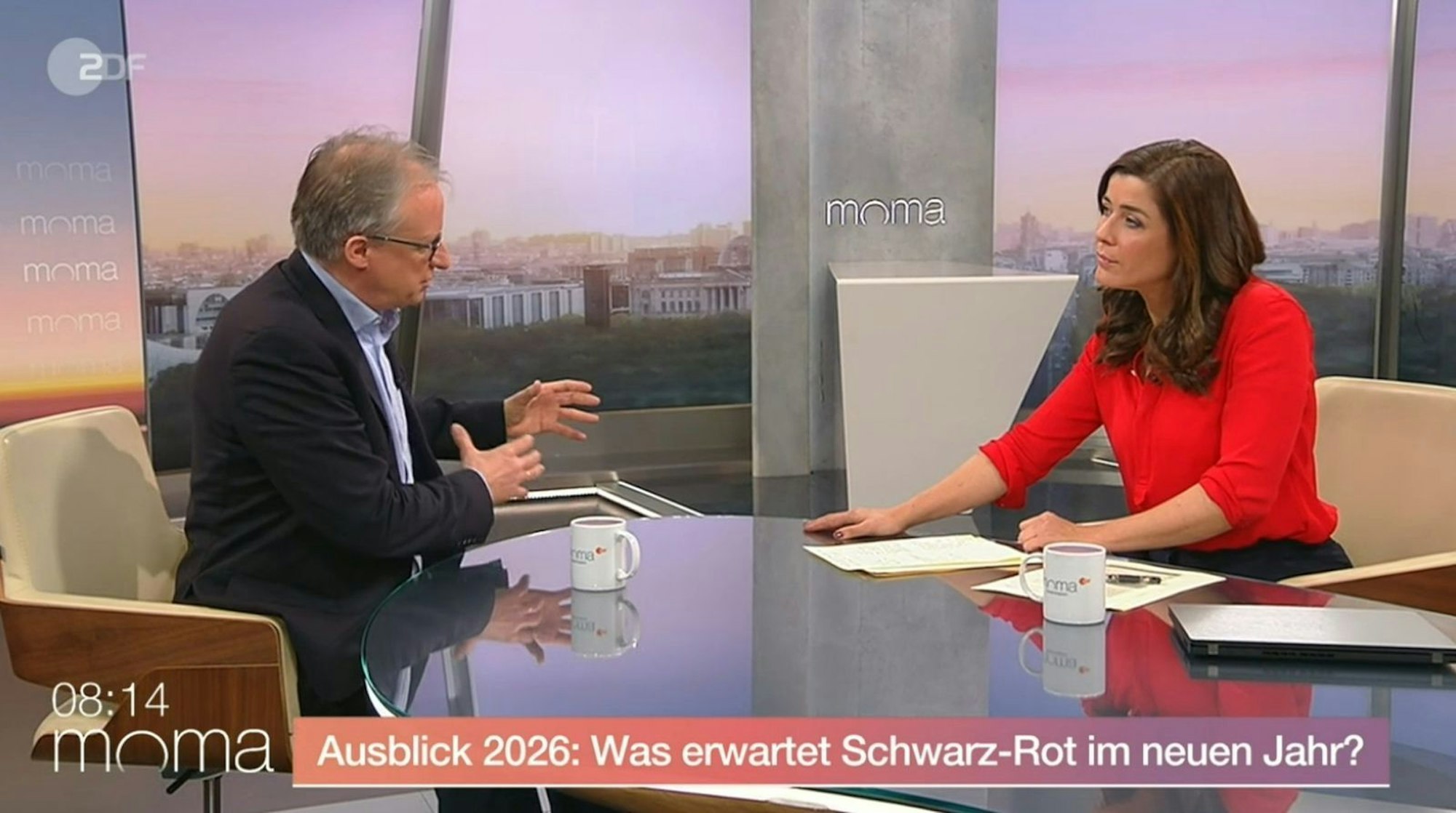 Im Gespräch mit Eva-Maria Lemke wagte Politikwissenschaftler Albrecht von Lucke im ZDF-Moma eine Jahresbilanz. (Bild: ZDF)