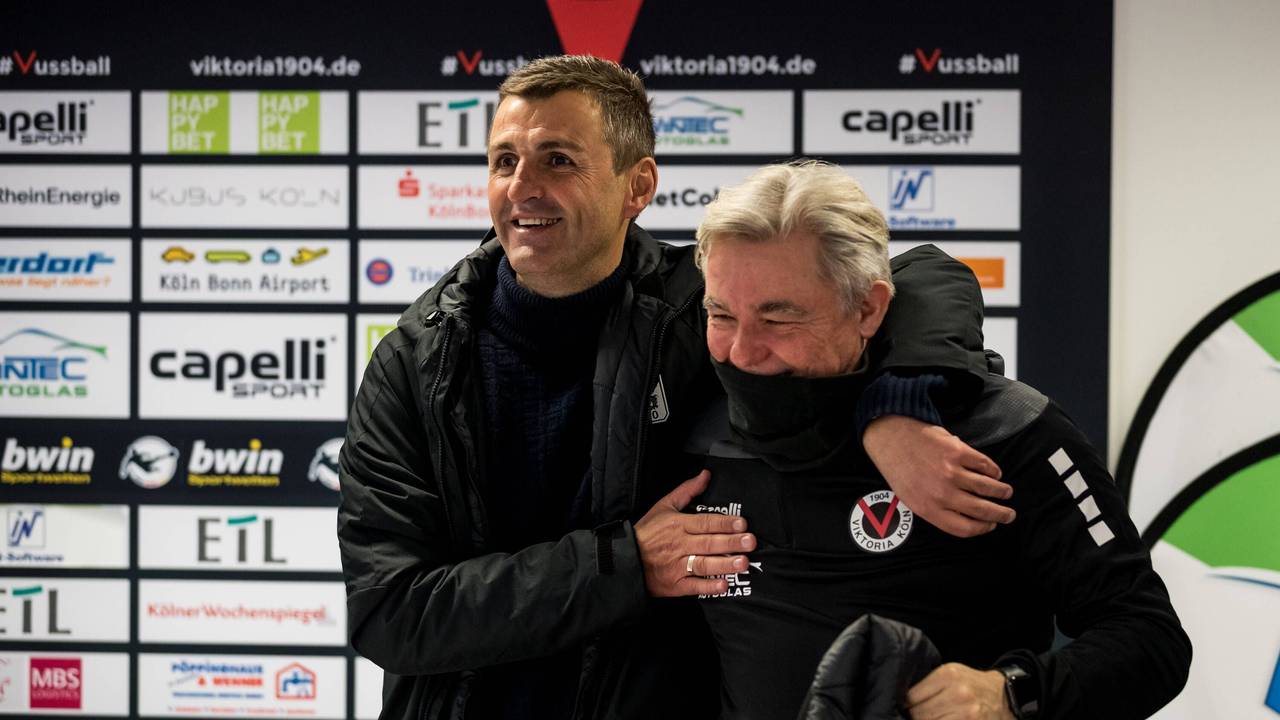 Michael Köllner legt den Arm um Olaf Janßen.
