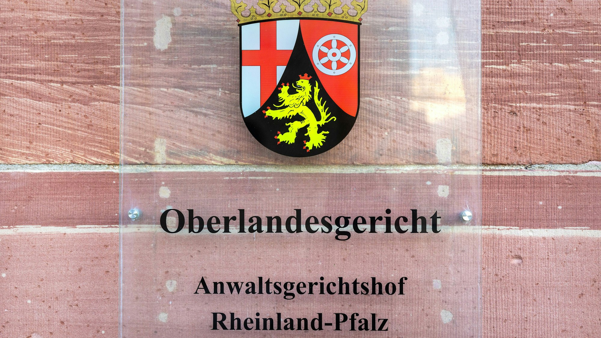 Oberlandesgericht Koblenz mit Wappen und Beschriftung