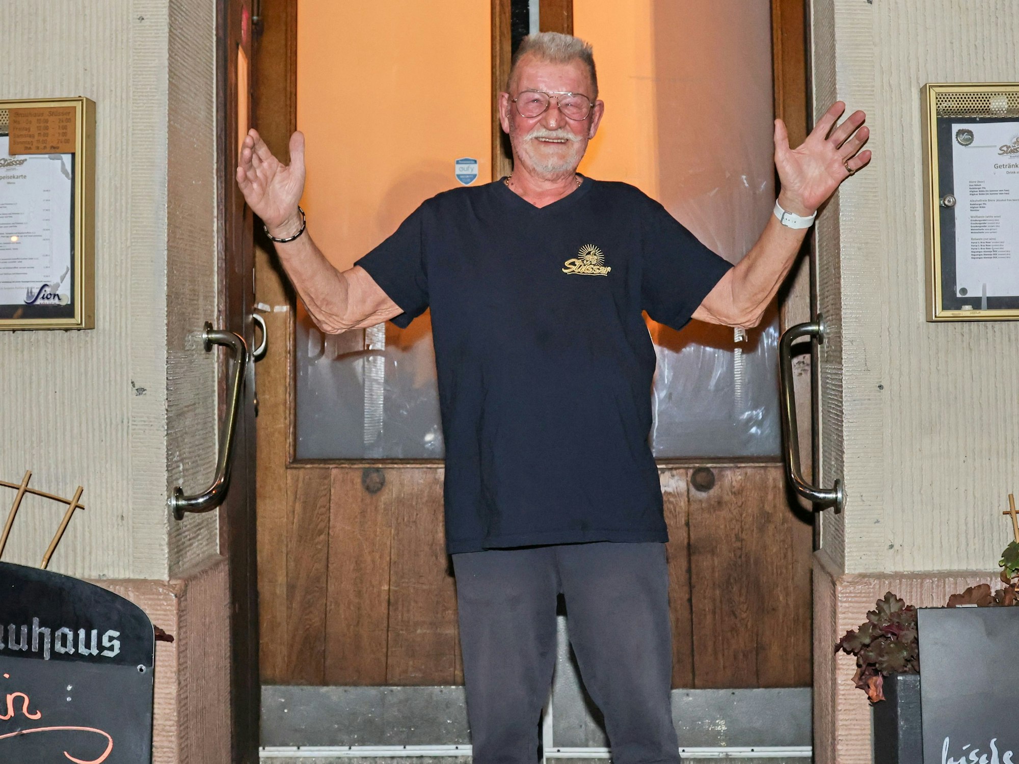 Köbes Karl Heinz Fischer steht vor dem Brauhaus Stüsser.