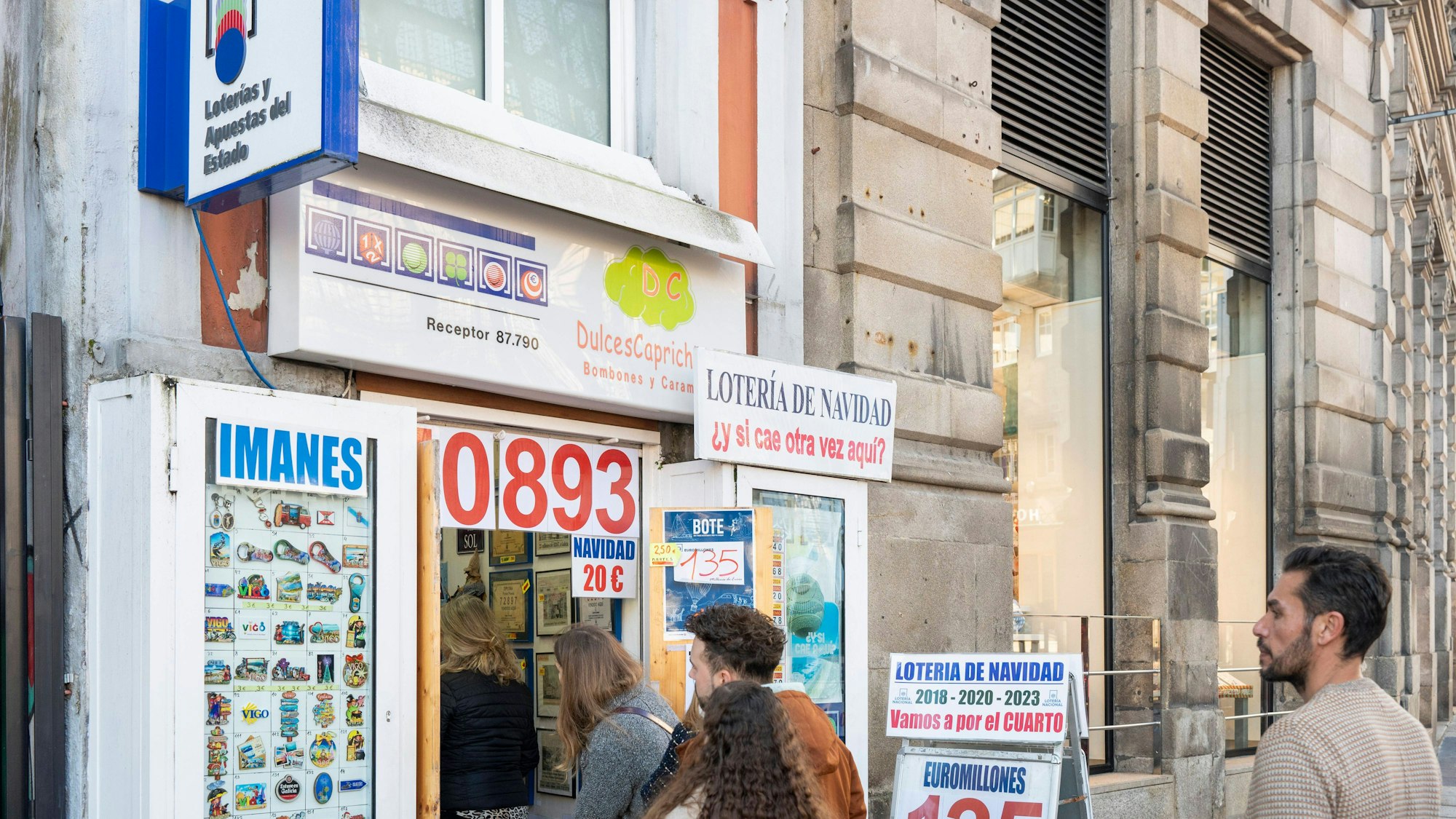 Kunden kaufen Weihnachtslotterielose in einer Lotteriestelle