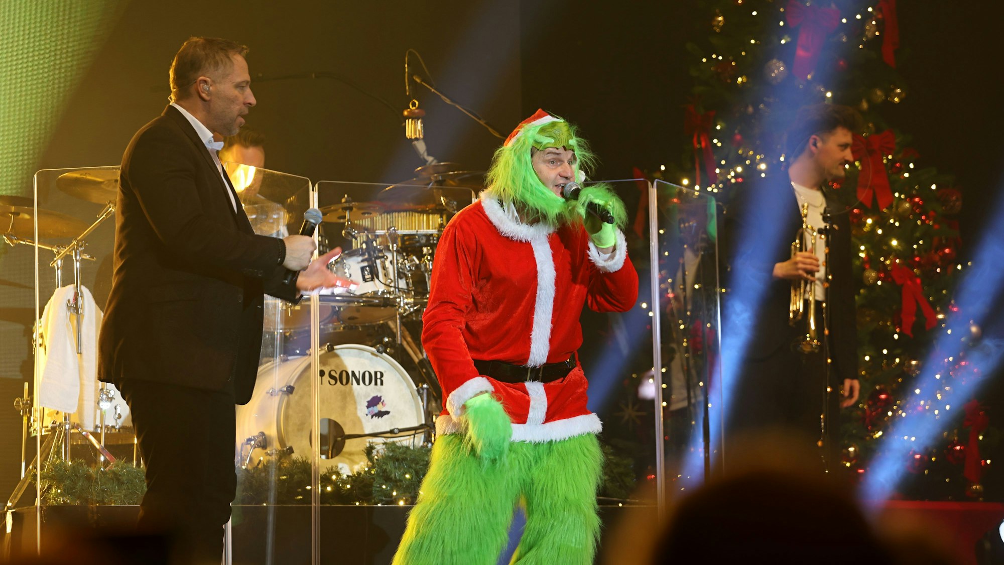 Jens Streifling als Weihnachtsmuffel auf der Bühne.