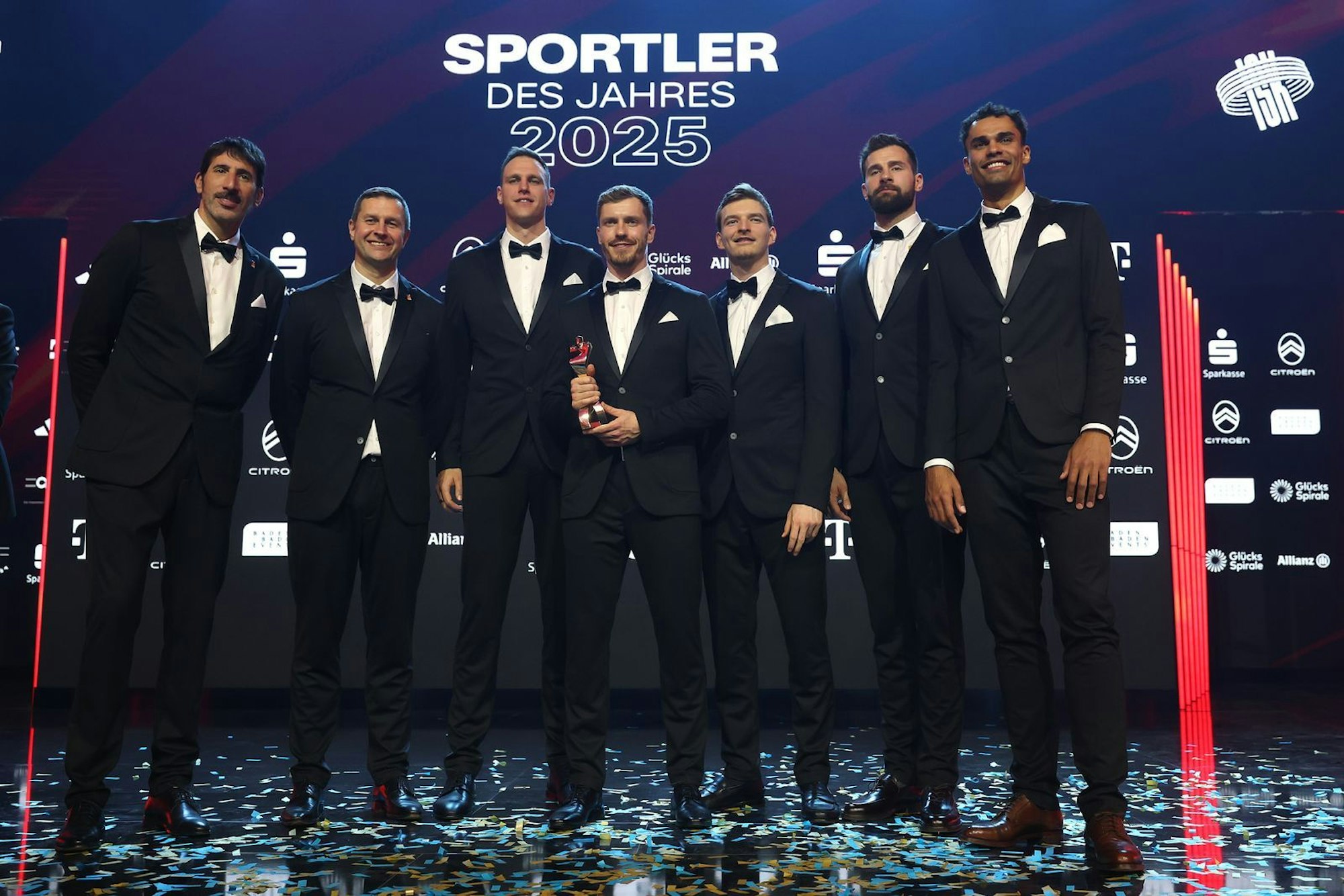 Mit etwas Verspätung nahmen die Spieler der Basketball-Nationalmannschaft bei der „Sportler des Jahres“-Gala den Preis als beste Mannschaft des Jahres entgegen. (Bild: Getty Images / Alexander Hassenstein)