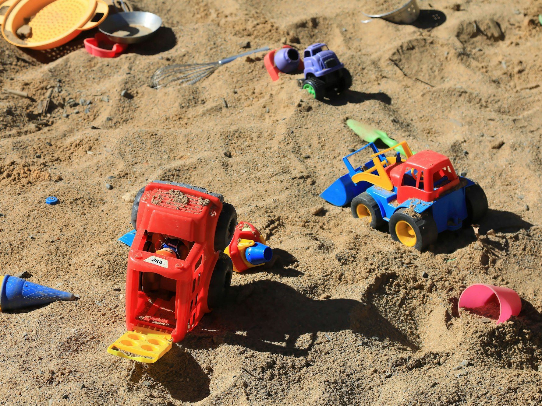 Kinder machten eine grausige Entdeckung auf einem Spielplatz. Das Symbolfoto zeigt Spielzeug in einem Sandkasten.