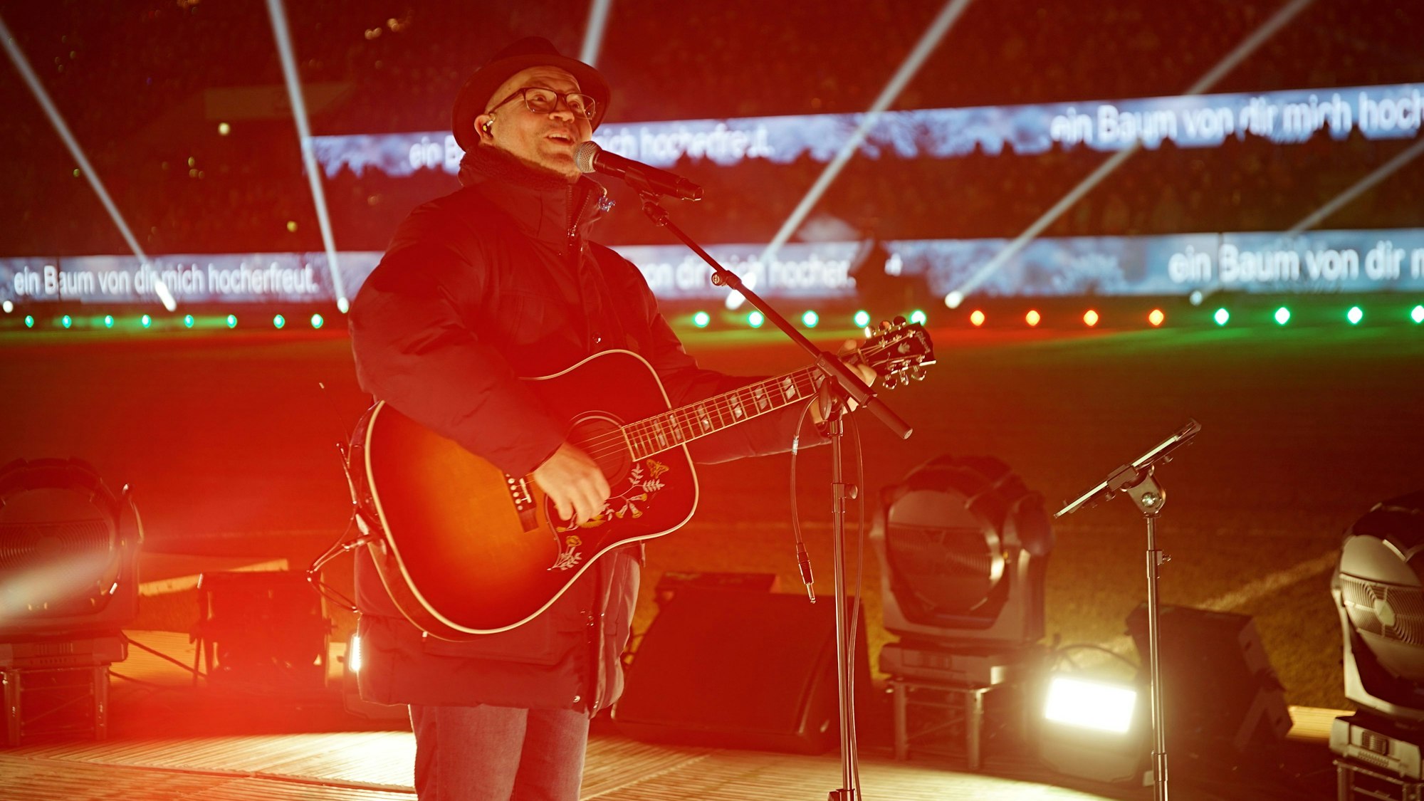 Björn Heuser steht mit seiner Gitarre am Mittelkreis.