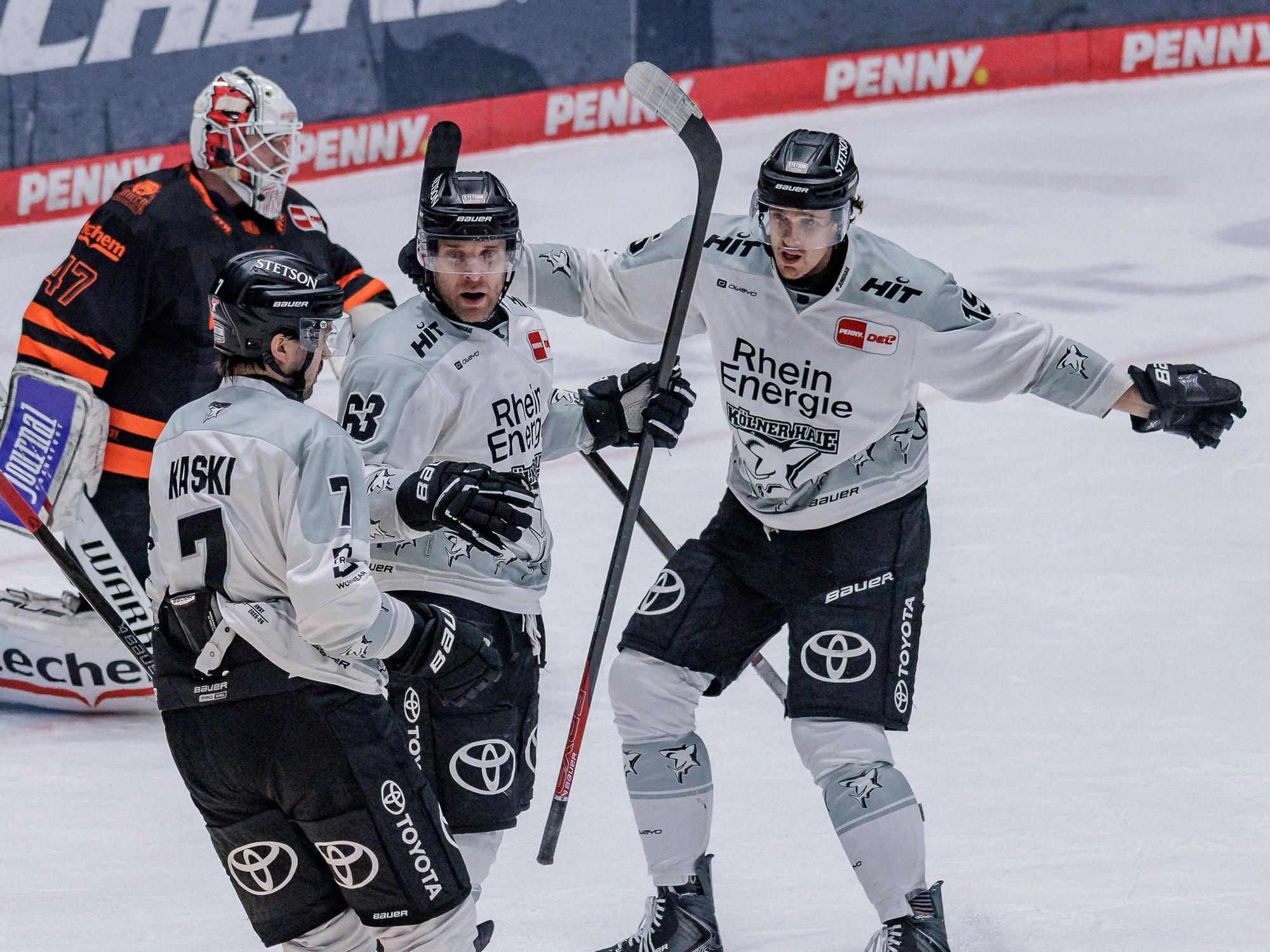 Die Spieler der Kölner Haie bejubeln gemeinsam ein Tor, im Hintergrund sieht man den Keeper von Frankfurt.