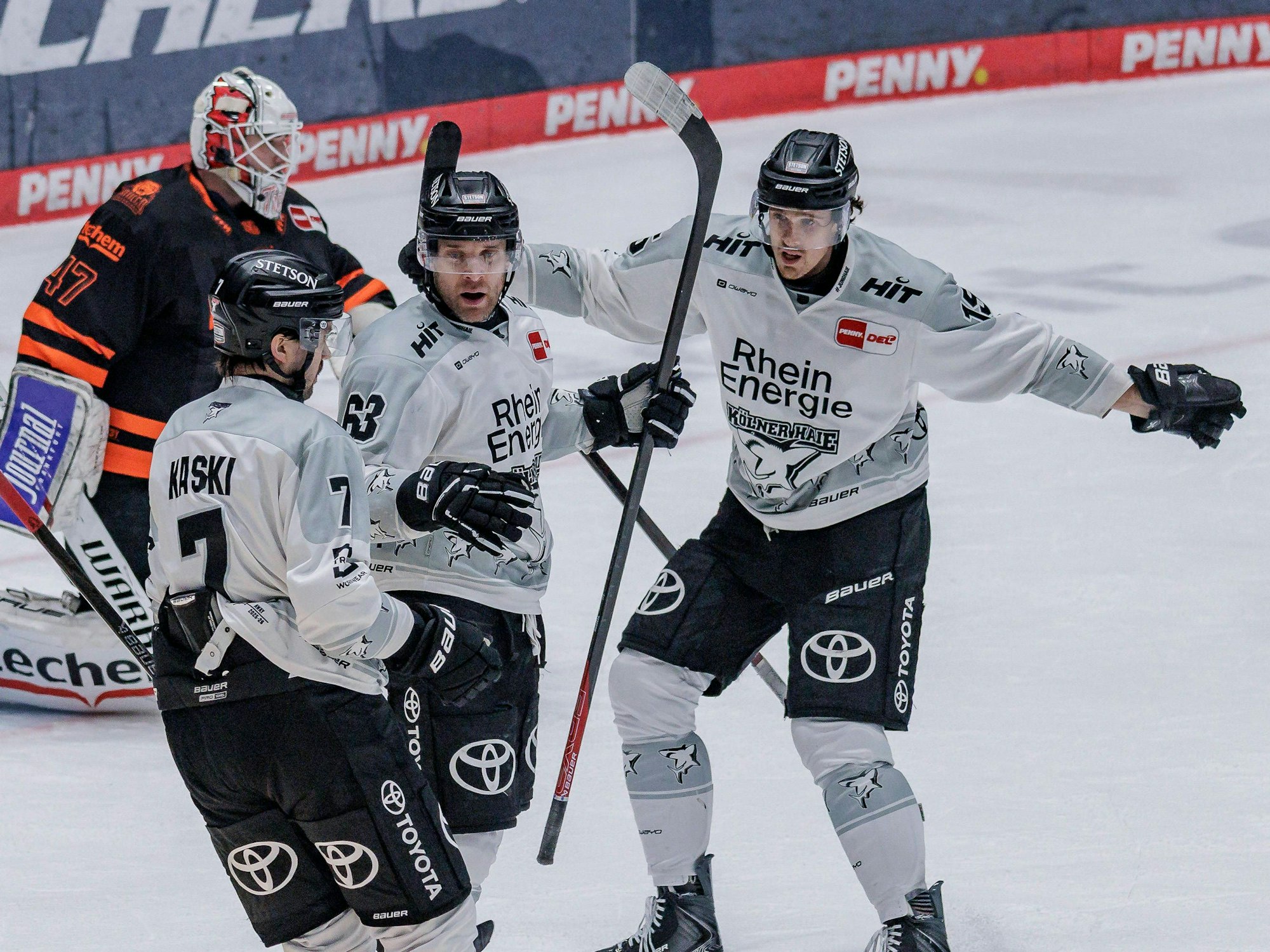 Die Spieler der Kölner Haie bejubeln gemeinsam ein Tor, im Hintergrund sieht man den Keeper von Frankfurt.